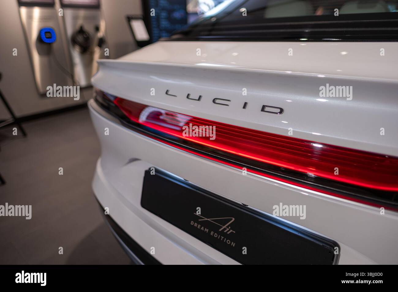 Rouge foncé électrique Lucid Air, berline de luxe électrique à batterie 4 portes, future mobilité durable Lucid Motors, avancées technologiques automobile ind Banque D'Images