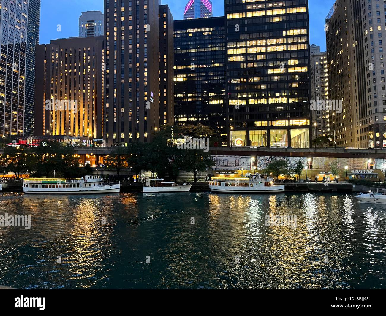 Chicago vie nocturne sur la rivière - Image de stock capturée avec un smartphone