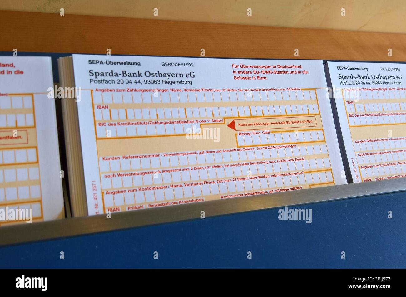 Formular zur Bank- bzw SEPA-Überweisung. Die Überweisung - englisch wire transfer, ist im bargeldlosen Zahlungsverkehr der Zahlungsinstitute ein Zahlungsinstrument, BEI dem ein Zahler sein kontoführendes Kreditinstitut auffordert, Buchgeld zu Lasten seines Girokontos dem Konto des Zahlungsempfängers gutzuschreiben. Die Überweisung ist neben Lastschrift, Scheck, Wechsel - beide letzteren sind inzwischen unbedeutend - und Zahlung durch Kredit-, DEBIT- oder Chargekarte ein Zahlungsinstrument des bargeldlosen Zahlungsverkehrs. während BEI Scheck, Wechsel und Lastschrift die Aktivität vom Zahlungse Banque D'Images