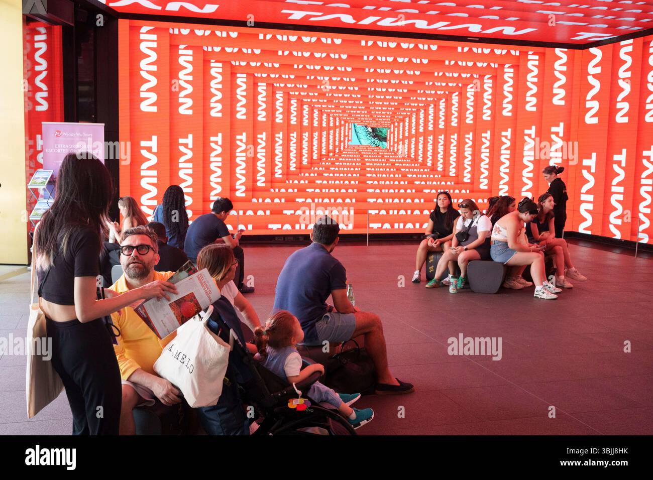 Les membres du public regardent une expérience audiovisuelle montrant la beauté et la culture de Taiwan, à Outernet Londres, le 13 juin 2025, à Londres, Angleterre. Créé par l’Administration du tourisme de Taiwan (TTA), le spectacle intitulé « Taiwan : Waves of Wonder », célèbre la beauté naturelle et la culture dynamique de l’île, des montagnes luxuriantes aux côtes étincelantes, l’expérience met en lumière les riches contrastes et l’énergie invitante de Taiwan. Banque D'Images