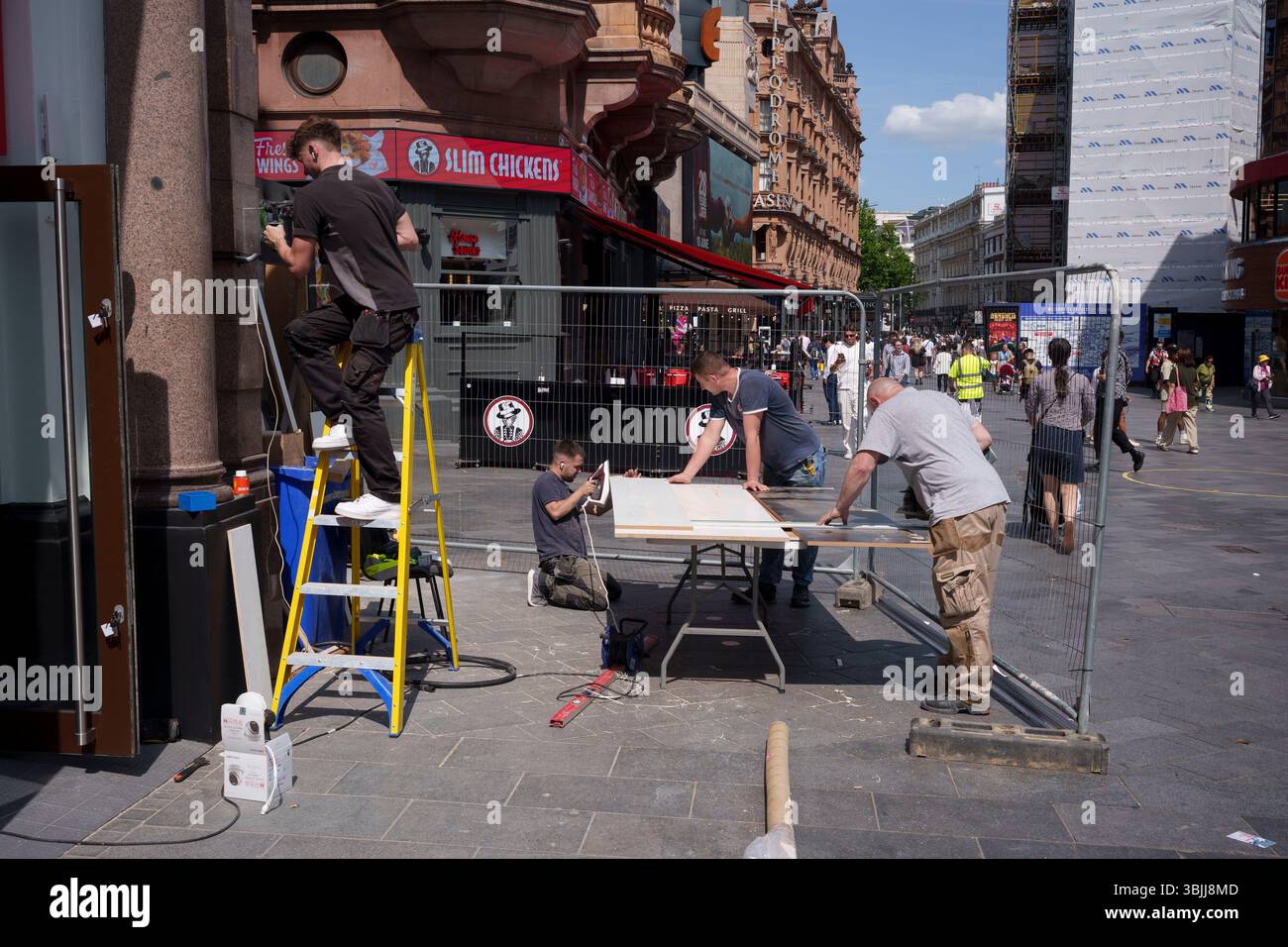 Une petite équipe d'entrepreneurs travaille à l'extérieur d'une entreprise sur Leicester Square, le 13 juin 2025, à Londres, en Angleterre. Banque D'Images