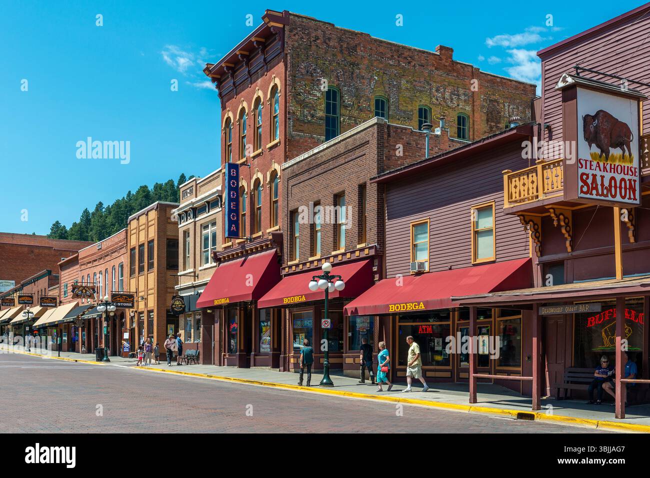 Rue principale de la ville de Wild West de Deadwood avec des restaurants, des bars et des gens marchant en été, Dakota du Sud, États-Unis. Banque D'Images