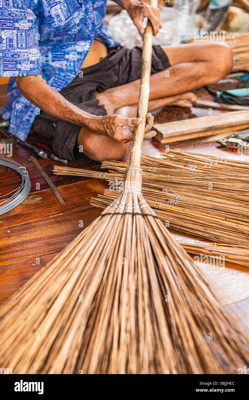 Balai de noix de coco fait à la main fièrement affiché par l'artisan thaïlandais Banque D'Images