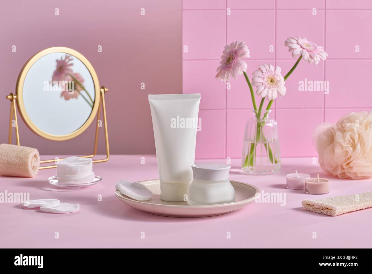 Installation esthétique de soins de la peau avec fleurs, miroir et produits Banque D'Images