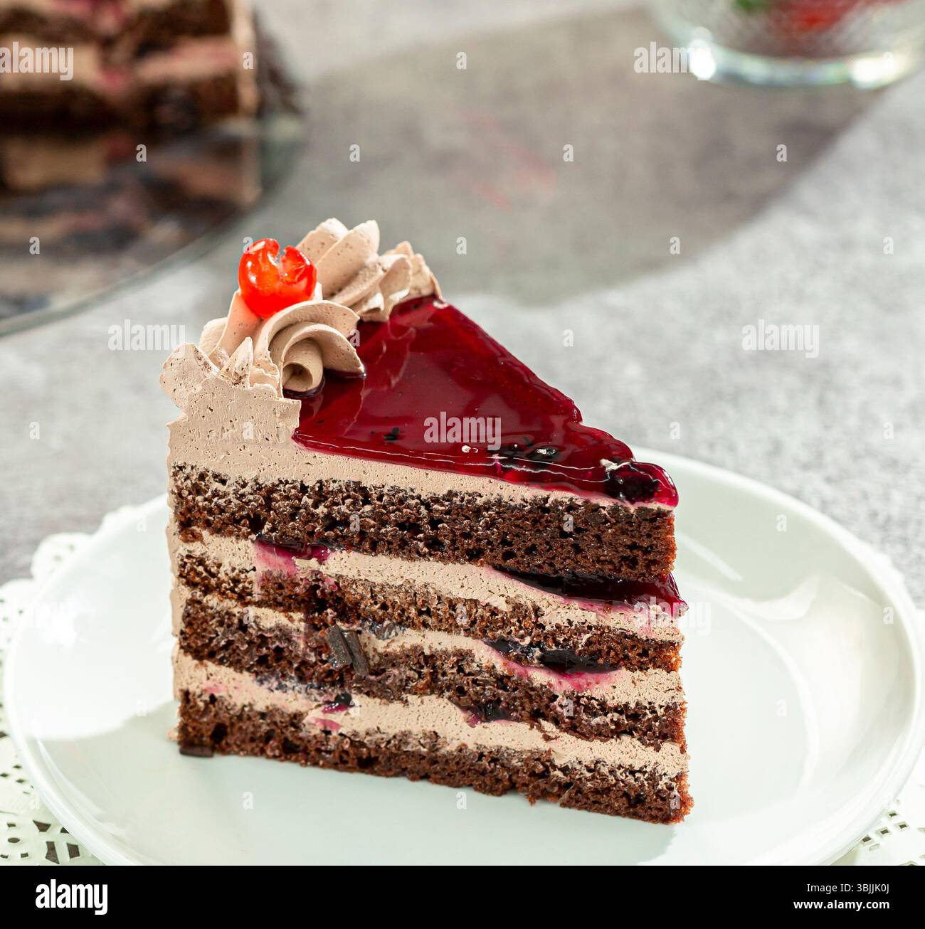 Gâteau au brownie servi avec une cuillère à crème glacée, dessert chaud et gourmand. Banque D'Images