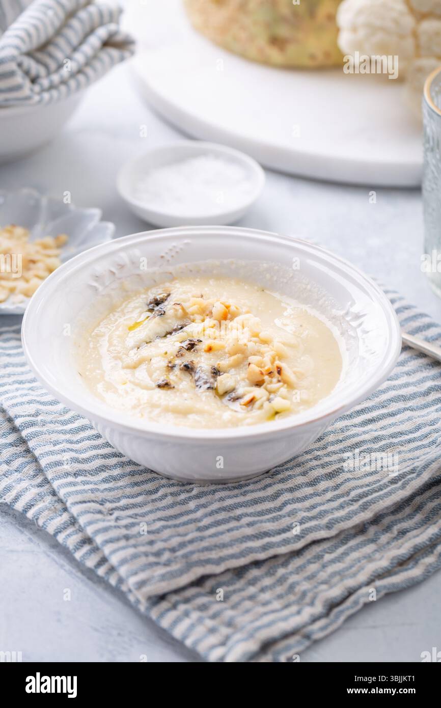 Soupe végétarienne au chou-fleur avec truffe et noix de macademia Banque D'Images Soupe végétarienne au chou-fleur avec truffe et noix de macademia Banque D'Images