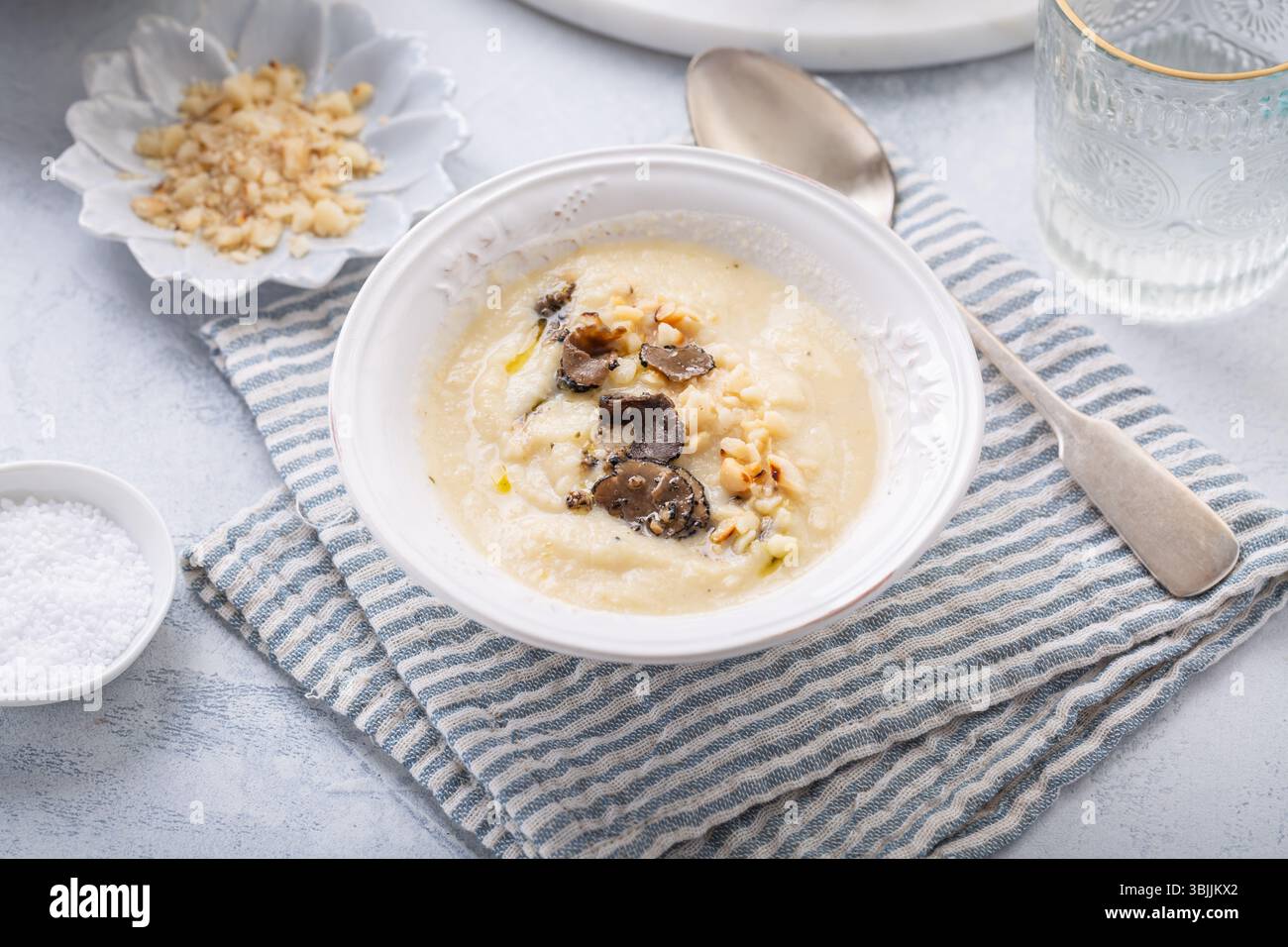 Soupe végétarienne au chou-fleur avec truffe et noix de macademia Banque D'Images Soupe végétarienne au chou-fleur avec truffe et noix de macademia Banque D'Images