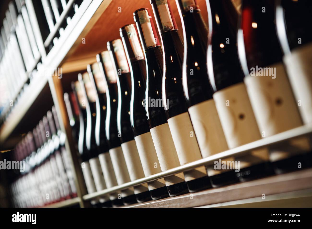 Bouteilles de vin Elite alignées sur l'étagère en vue rapprochée, Focus sur le premier plan Banque D'Images