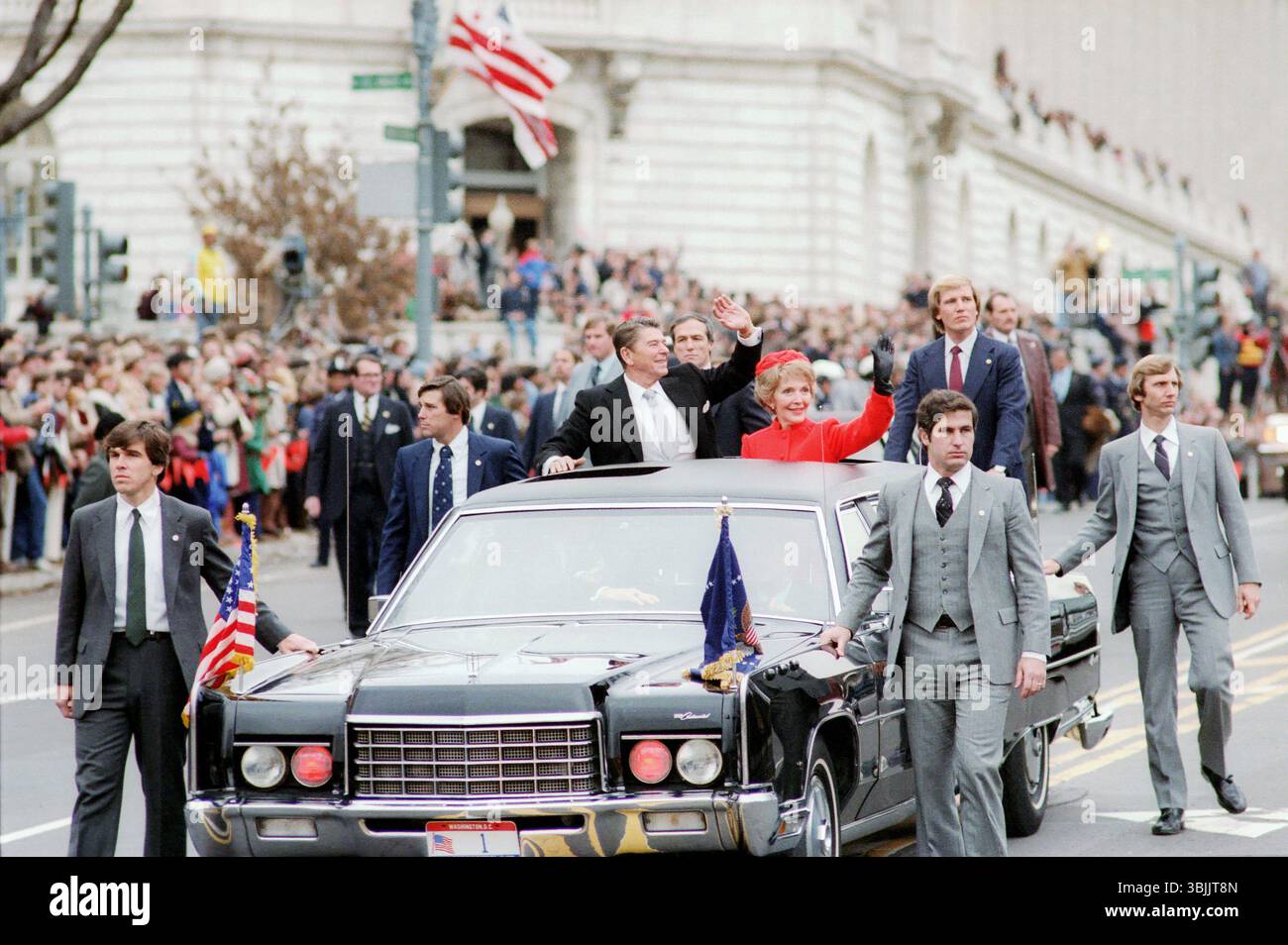 Le président Ronald Reagan et Nancy Reagan dans la limousine présidentielle lors de la parade inaugurale, Washington, DC 1981 Banque D'Images