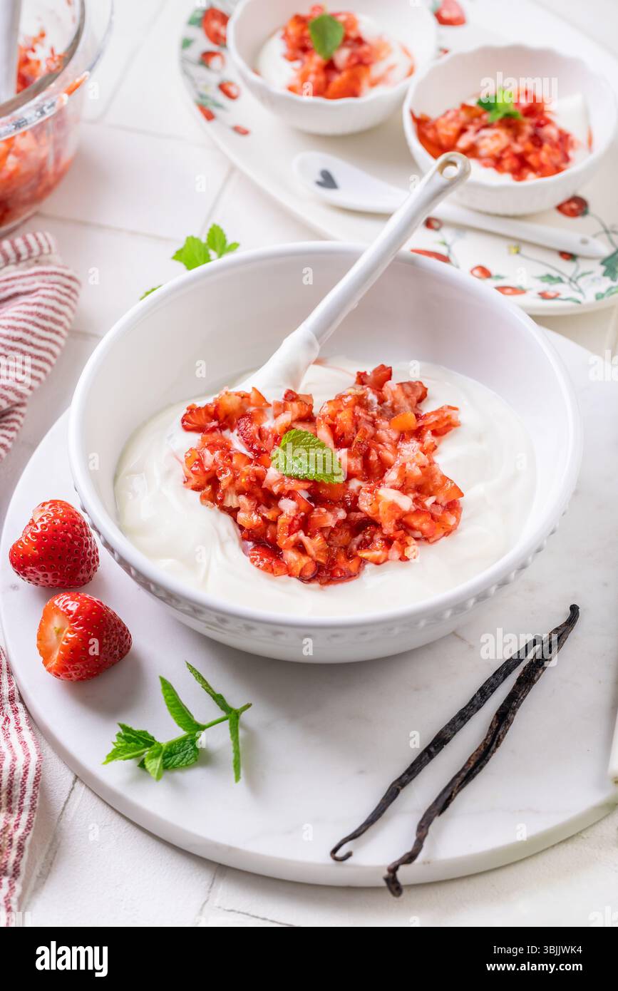 Préparation de jogurt à la fraise maison avec des fruits frais, concept de nourriture entière Banque D'Images