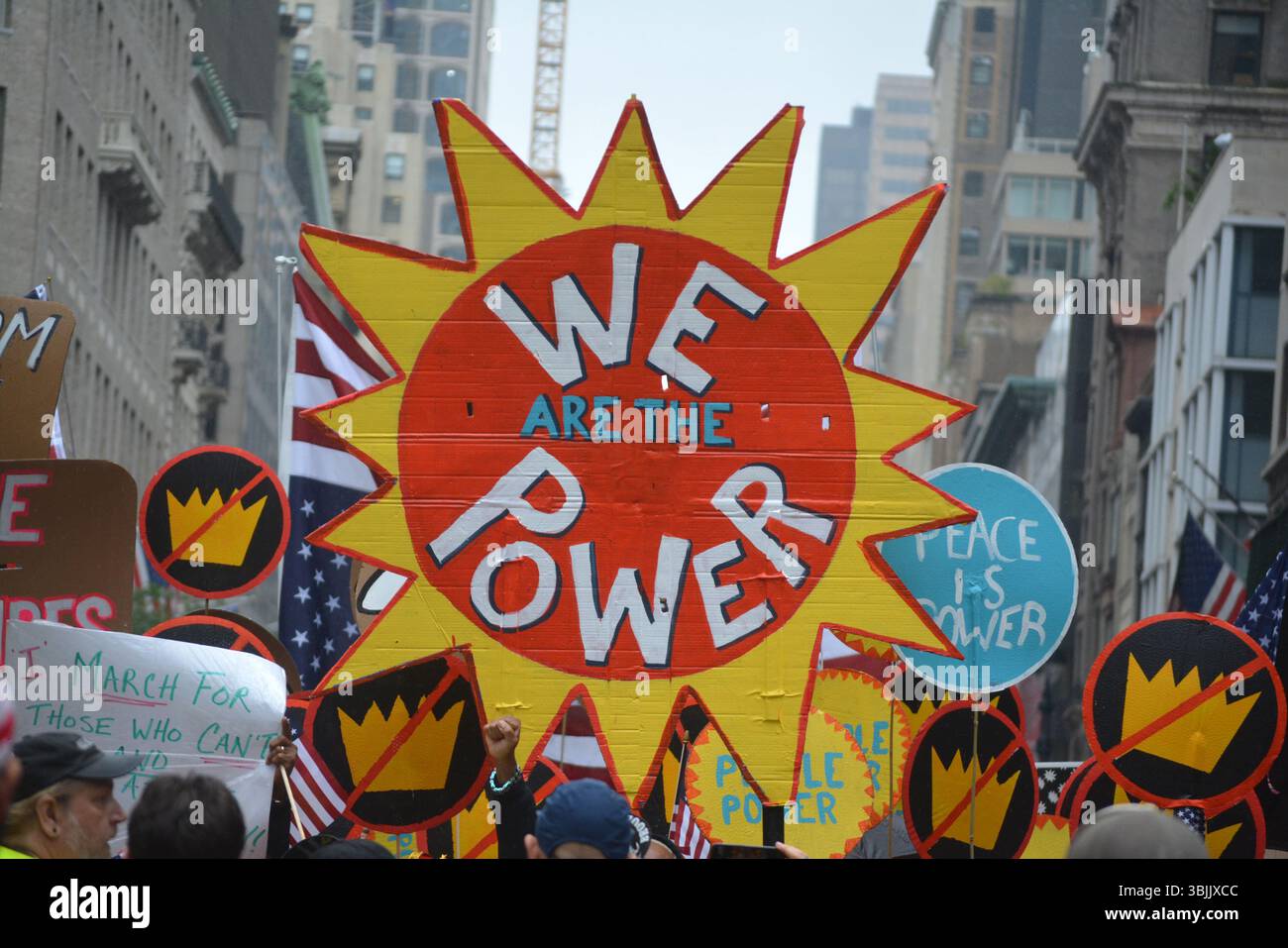 Les personnes participant à la manifestation nationale « No Kings » contre l'administration Trump à Midtown Manhattan. Banque D'Images