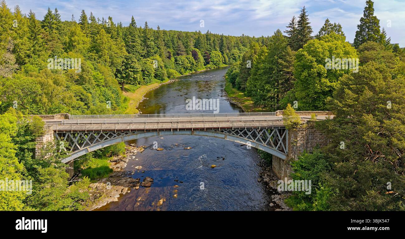 Carron Bridge River Spey Carron Moray Scotland les esandrels reliant l'arche principale aux chaussées sont composés de délicats treillis en fonte Banque D'Images