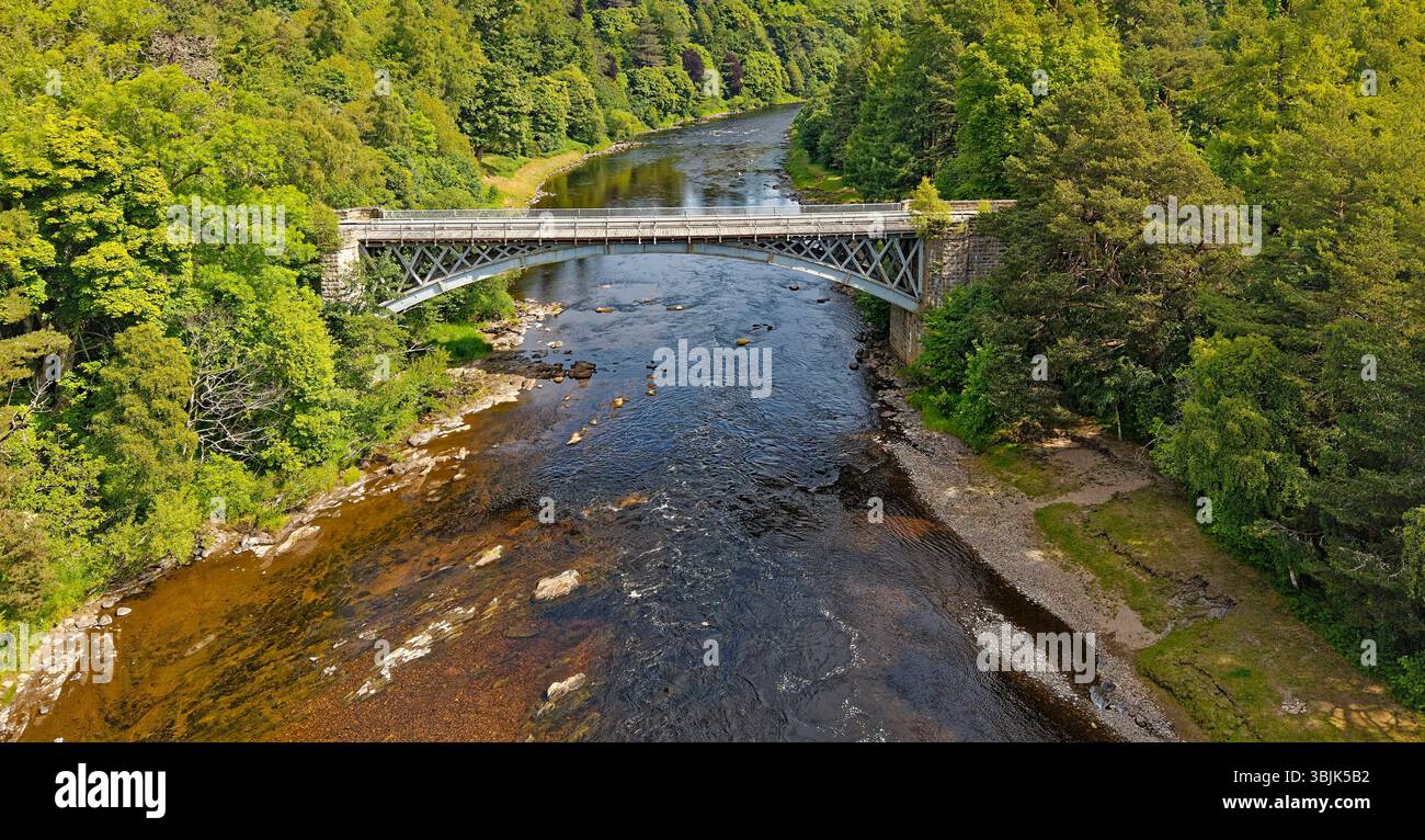 Carron Bridge River Spey Carron Moray Scotland la travée principale est un arc segmentaire de 45 mètres de large (150 pieds) soutenu par trois nervures en fonte Banque D'Images