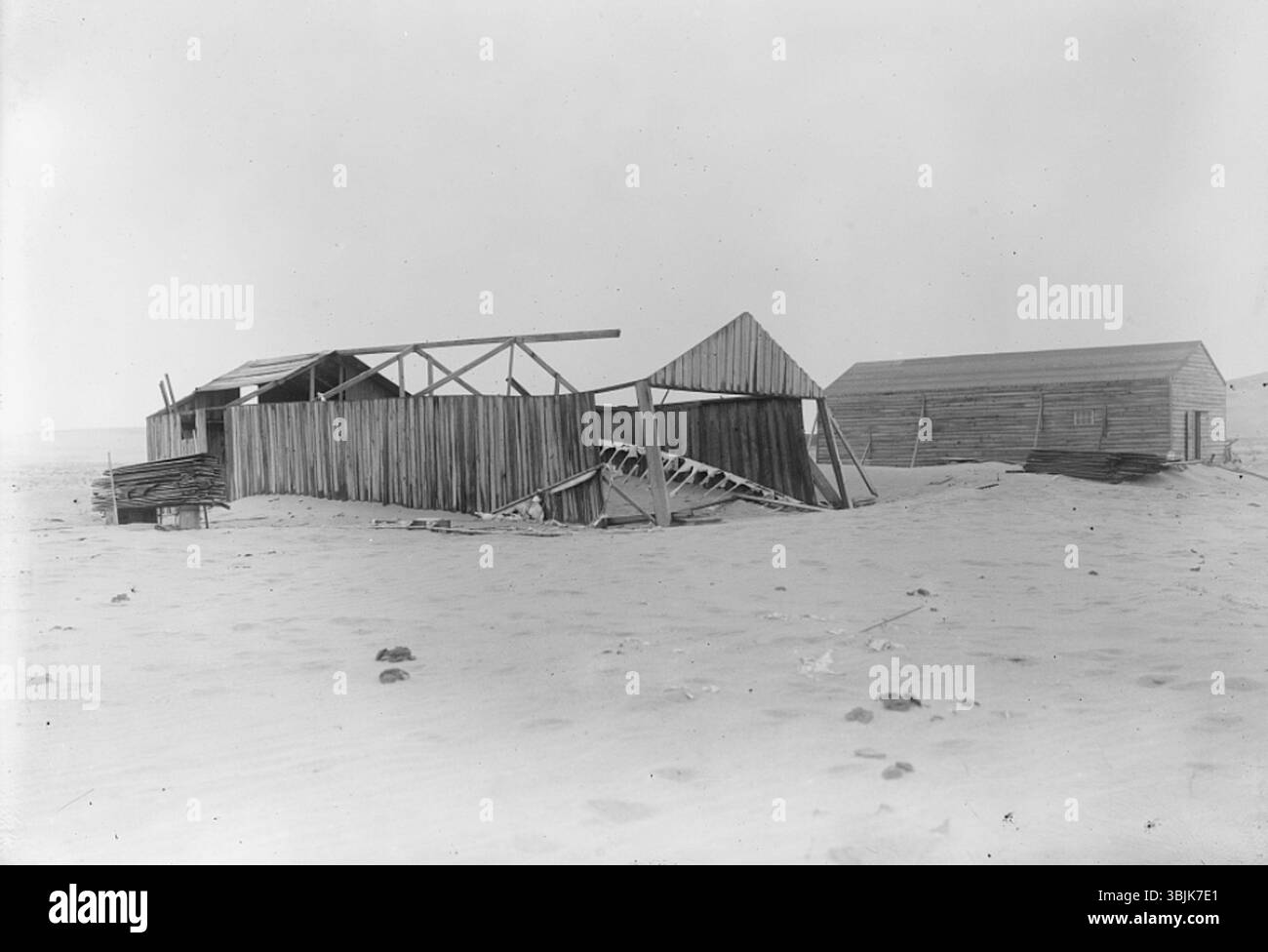 Photographie du 10 avril 1908, montrant le camp Kitty Hawk, y compris le planeur naufragé 1902. Le site a été utilisé par les frères Wright lors de leurs expériences pionnières dans le domaine de l'aviation. Banque D'Images