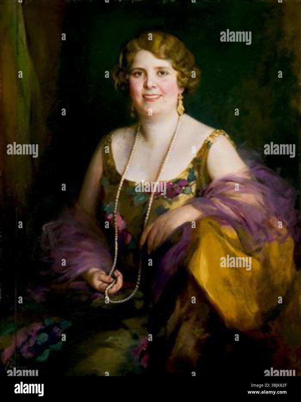Le portrait d’Olga Galea Naudi réalisé par Edward Caruana Dingli en 1920 la capture assise gracieusement sur un fauteuil, vêtue d’une robe fleurie et touchant son collier de perles. La représentation vibrante de son expression et de sa tenue met en évidence l'élégance et le raffinement des portraits du début du XXe siècle. Banque D'Images