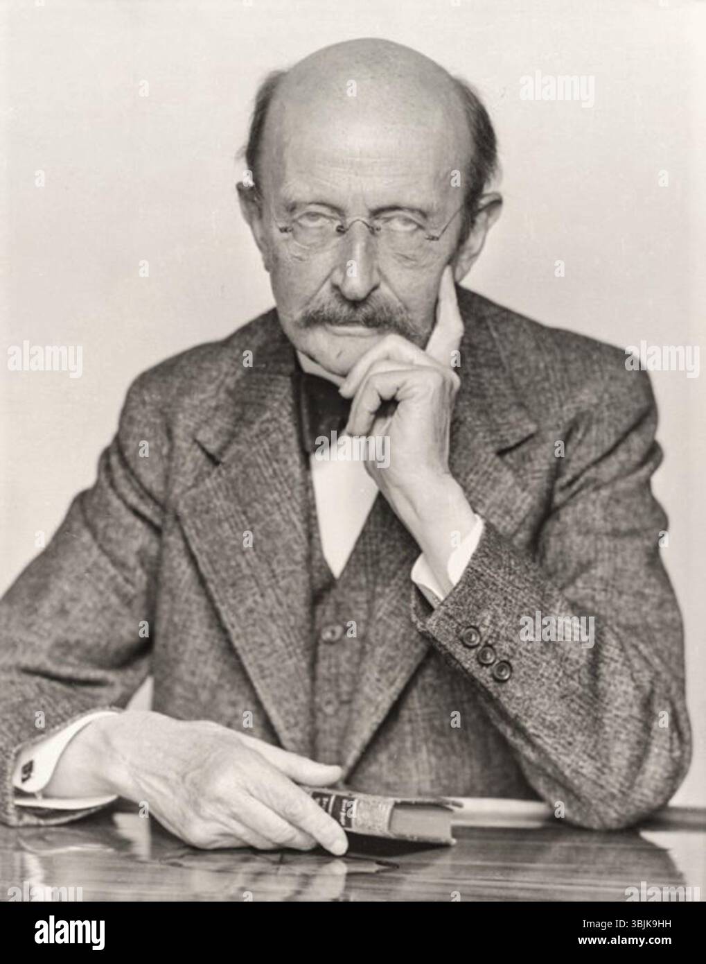 Cette photographie de 1938 par Hugo Erfurth représente Max Planck, un éminent physicien allemand. L’impression en gélatine argentée capture l’expression digne de Planck, soulignant sa présence intellectuelle dans la communauté scientifique. Banque D'Images