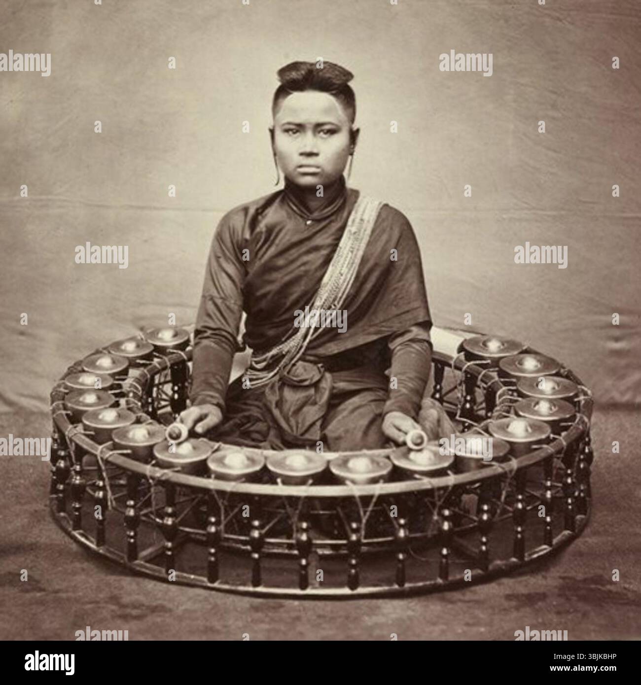 *Gong Chimes from voyage de l'Égypte à l'Indochine* d'Émile Gsell, années 1860 ou 1870, représente les carillons de gong de l'Asie du Sud-est. Cette photographie capture l'instrument cérémoniel, reflétant le voyage à travers l'Egypte jusqu'en Indochine. Banque D'Images