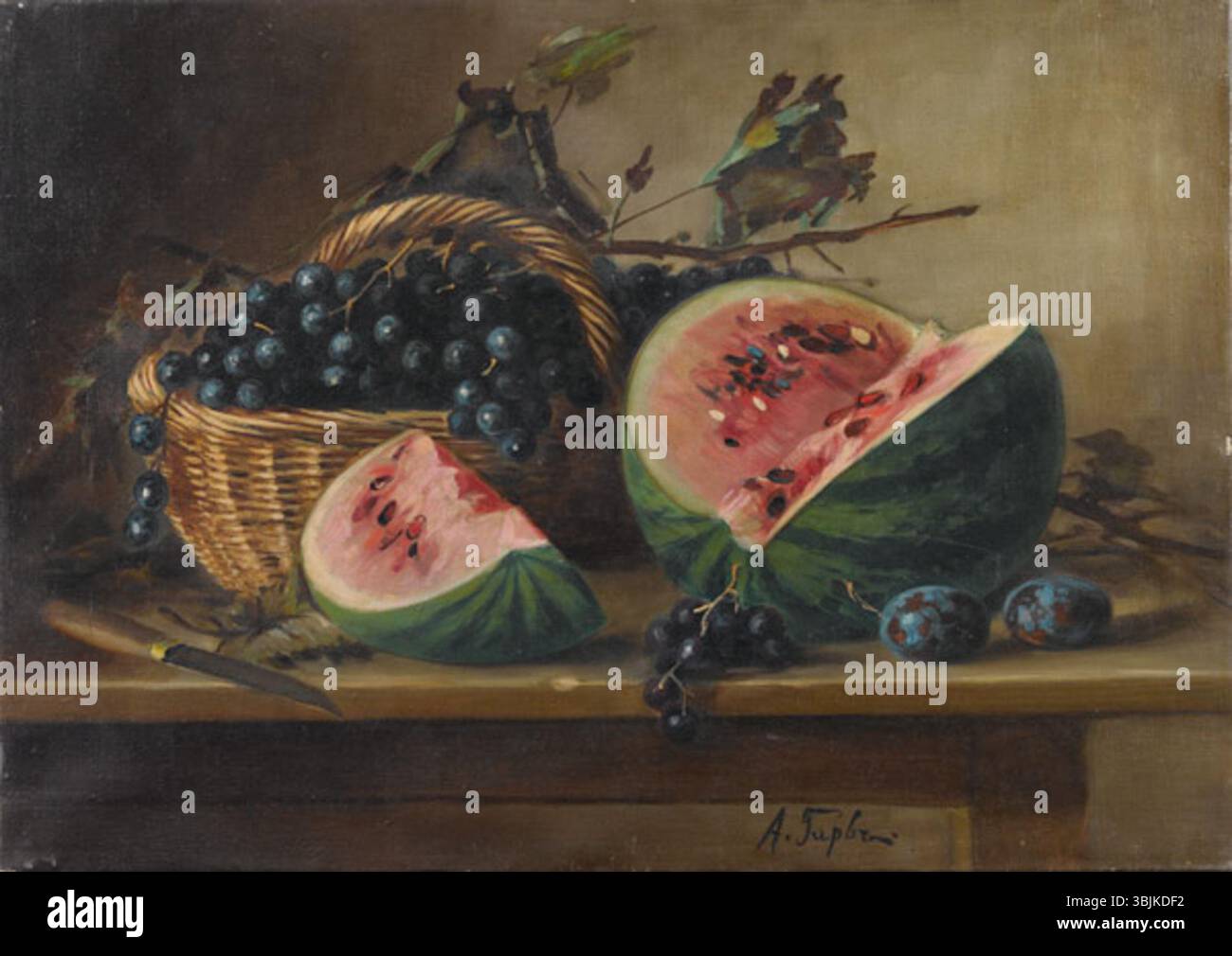 'Natüürmort lahtilõigatud arbuu' d'Alfred Hirv est une peinture de nature morte représentant une pastèque tranchée. L’œuvre met en évidence l’accent mis par l’artiste sur les objets du quotidien et le rendu détaillé des textures. Banque D'Images