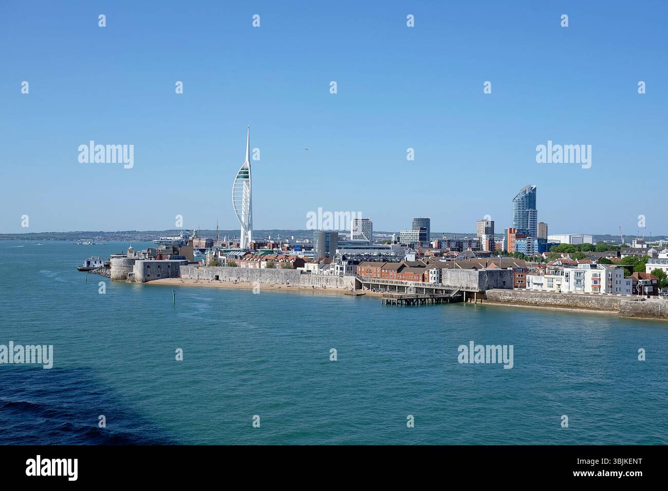 Angleterre, Hampshire, Portsmouth, Old Portsmouth, Square Tower. Défenses maritimes. Vieilles maisons de Portsmouth. Tour Spinnaker. Tour ronde. Ancienne maison des douanes. Au loin HMS Queen Elizabeth, le port de Portsmouth et Portsdown Hill. Banque D'Images