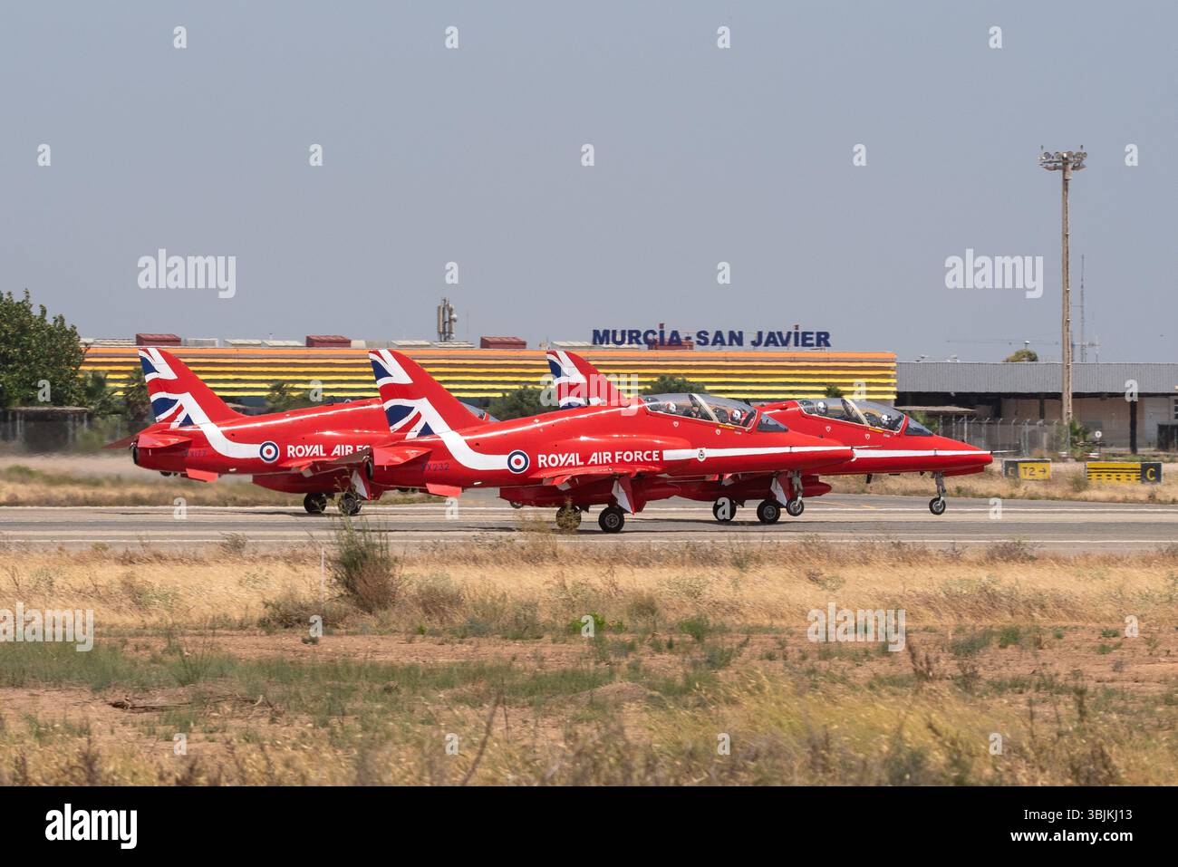 Les flèches rouges de la Royal Air Force affichent la section de l'équipe au départ de la base aérienne Murcia San Javier après avoir participé au Festival International de l'Air AIRE25 Banque D'Images