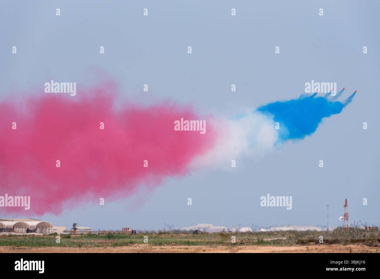 Les flèches rouges de la Royal Air Force affichent la section de l'équipe au départ de la base aérienne Murcia San Javier après avoir participé au Festival International de l'Air AIRE25 Banque D'Images