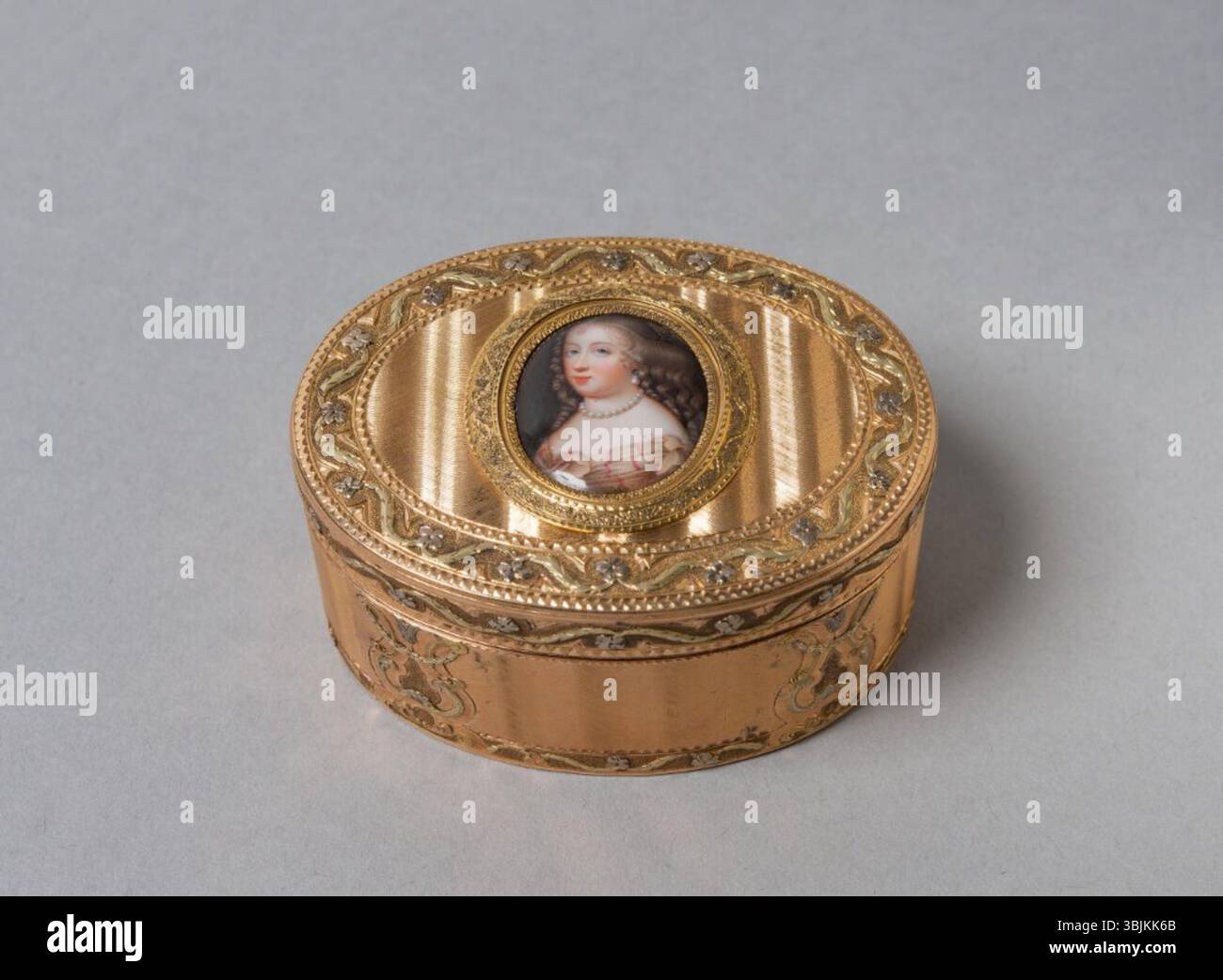 Le portrait présumé de Marie-Thérèse d’Espagne (1638-1683), épouse de Louis XIV, par Jean Petitot, la dépeint dans un style raffiné et élégant typique des portraits de cour français du XVIIe siècle. Banque D'Images