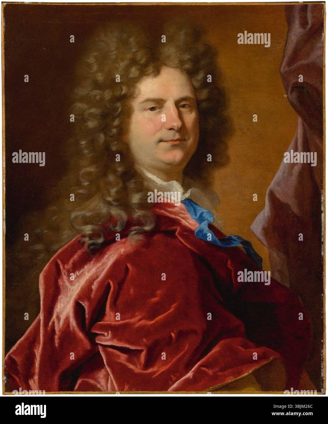 Portrait d’un gentleman réalisé par Hyacinthe Rigaud au début des années 1700, peint en demi-longueur dans un manteau rouge, rendu à l’huile sur toile dans le style baroque français. Banque D'Images