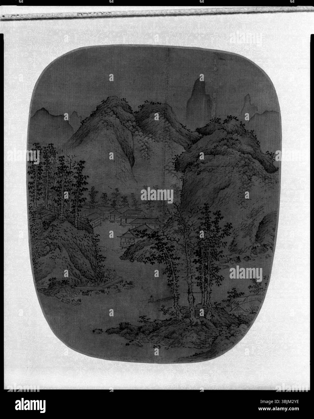 Attribuée à Sheng mou, cette peinture de paysage chinoise est rendue en forme d'éventail, représentant des montagnes lointaines, des arbres et des pavillons dans un style d'encre monochrome. Banque D'Images
