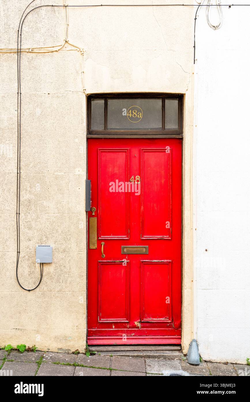 Porte rouge avec câbles téléphoniques Banque D'Images