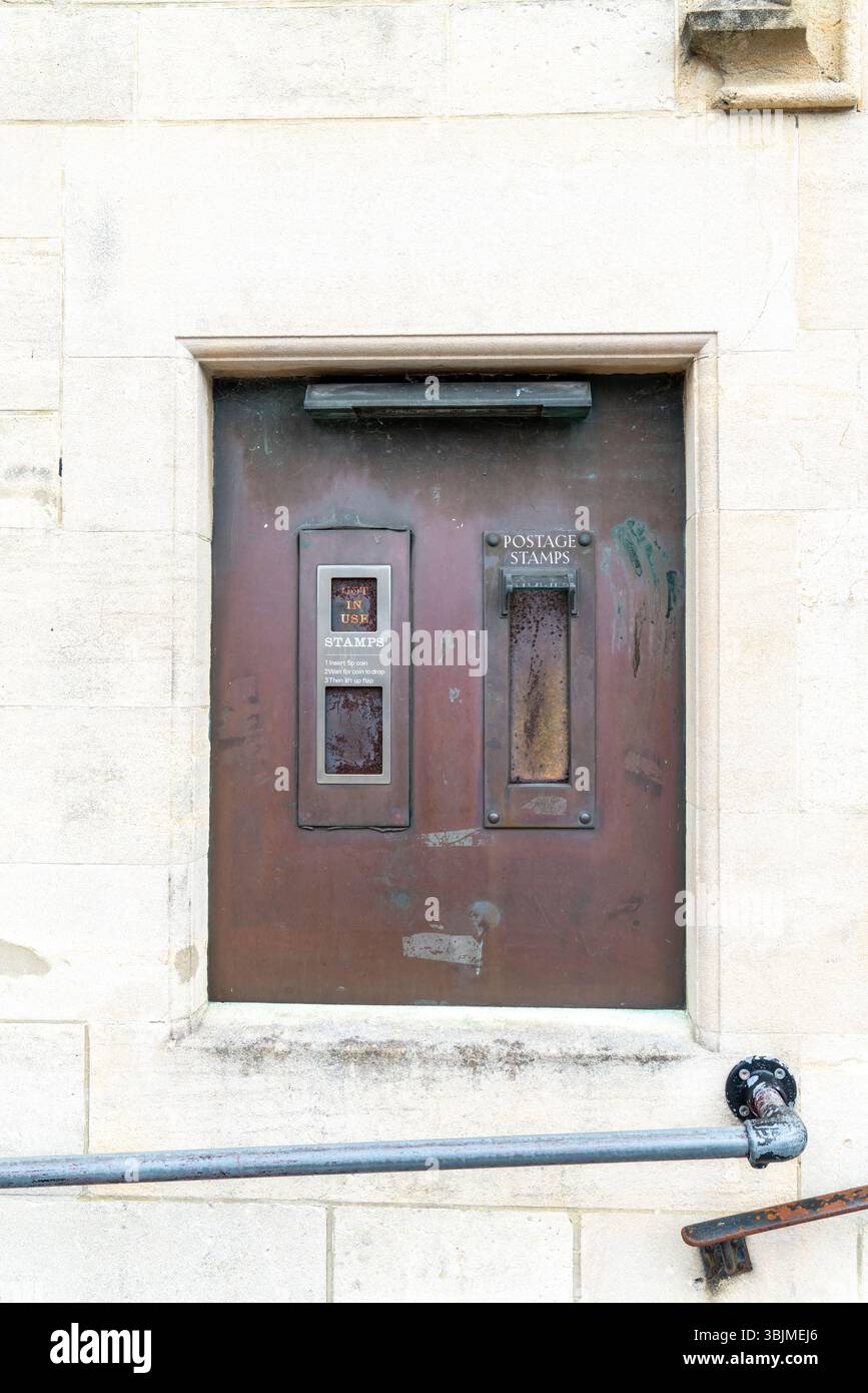 Distributeur automatique de timbres-poste anciens Banque D'Images