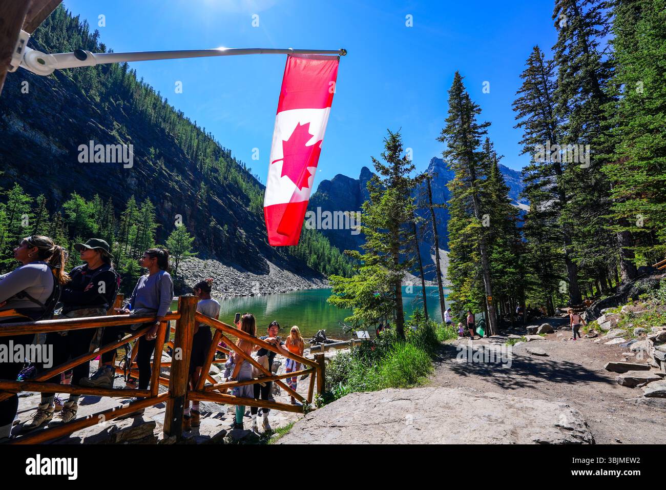 Lake Agnes Tea House, une cabane en rondins bondée de randonneurs assoiffés située au-dessus du lac Louise près de Banff dans les Rocheuses canadiennes de l'Alberta, Canada Banque D'Images