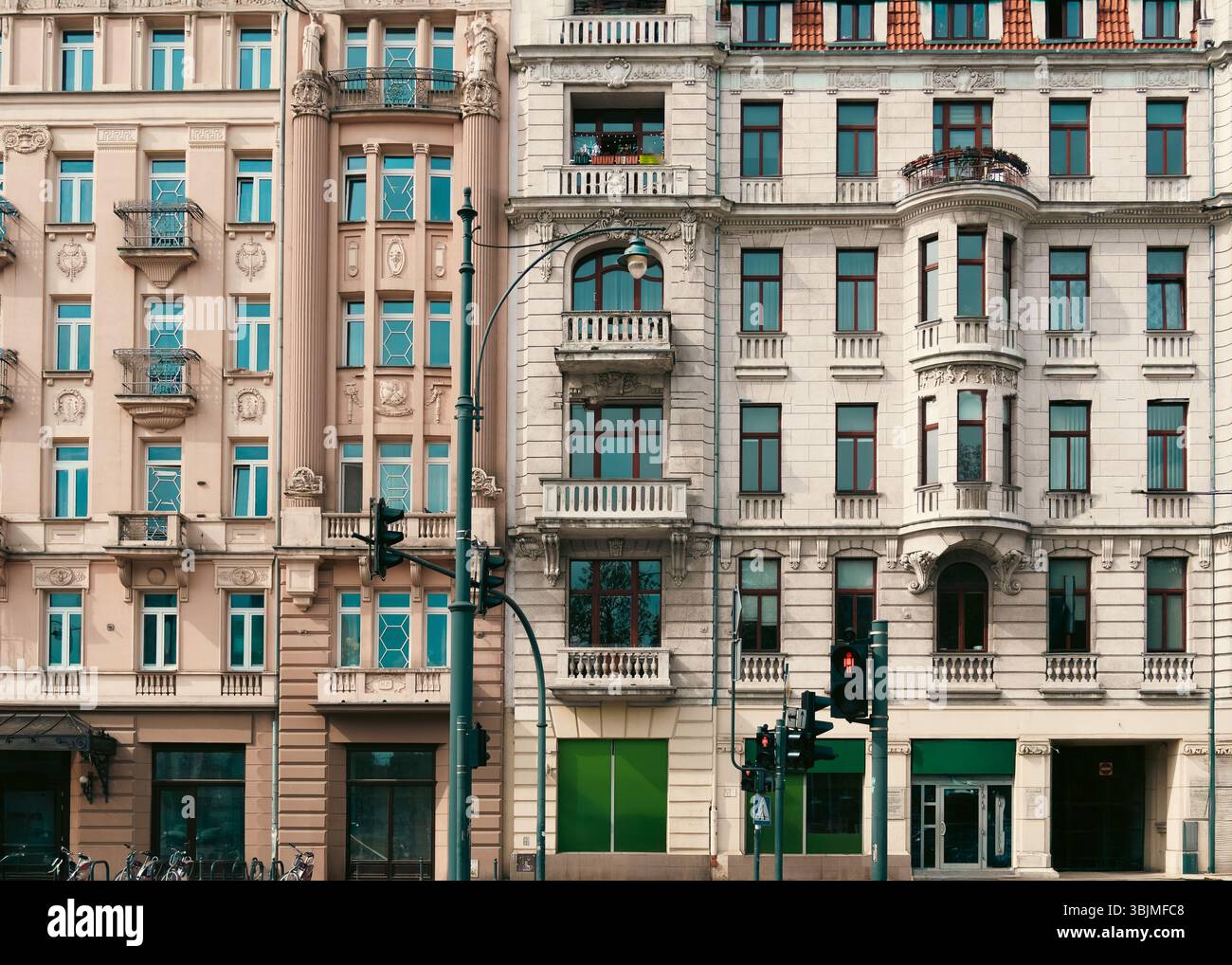 Façade de maison de location historique ornées détails architecturaux centre-ville européenne marché immobilier Lodz Banque D'Images