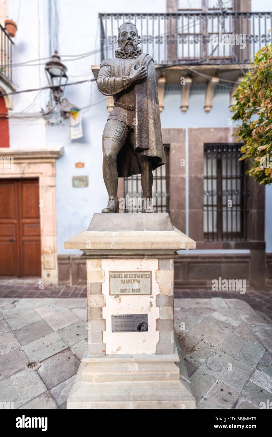 Statue de Miguel de Cervantes Saavedra, auteur du roman Don Quichotte, considéré comme le premier roman moderne publié en 1605, dans la capitale de Guanajuato, Guanajuato, au Mexique. La ville organise le Festival international Cervantino célébrant le patrimoine artistique et littéraire depuis 1953 et est l'une des plus grandes célébrations artistiques au monde. Banque D'Images