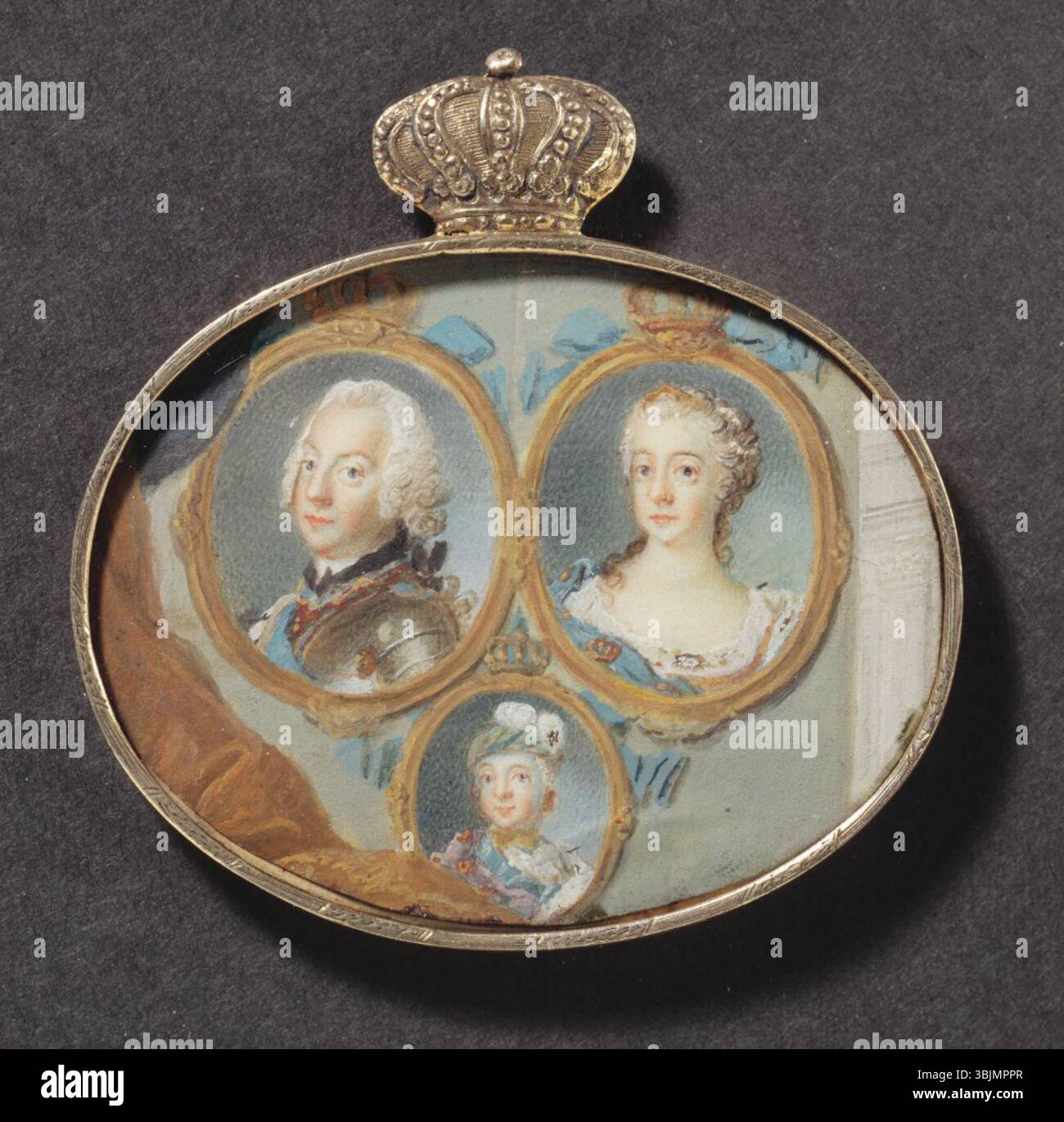 Le tableau de Niclas Lafrensen l'ancien 'Adolf Fredrik, Lovisa Ulrika, et Prince Gustav' représente la famille royale suédoise, y compris le roi Adolf Fredrik et son épouse Lovisa Ulrika, avec leur fils le Prince Gustav. Le portrait capture la noblesse et la grandeur de la cour royale au XVIIIe siècle. Banque D'Images