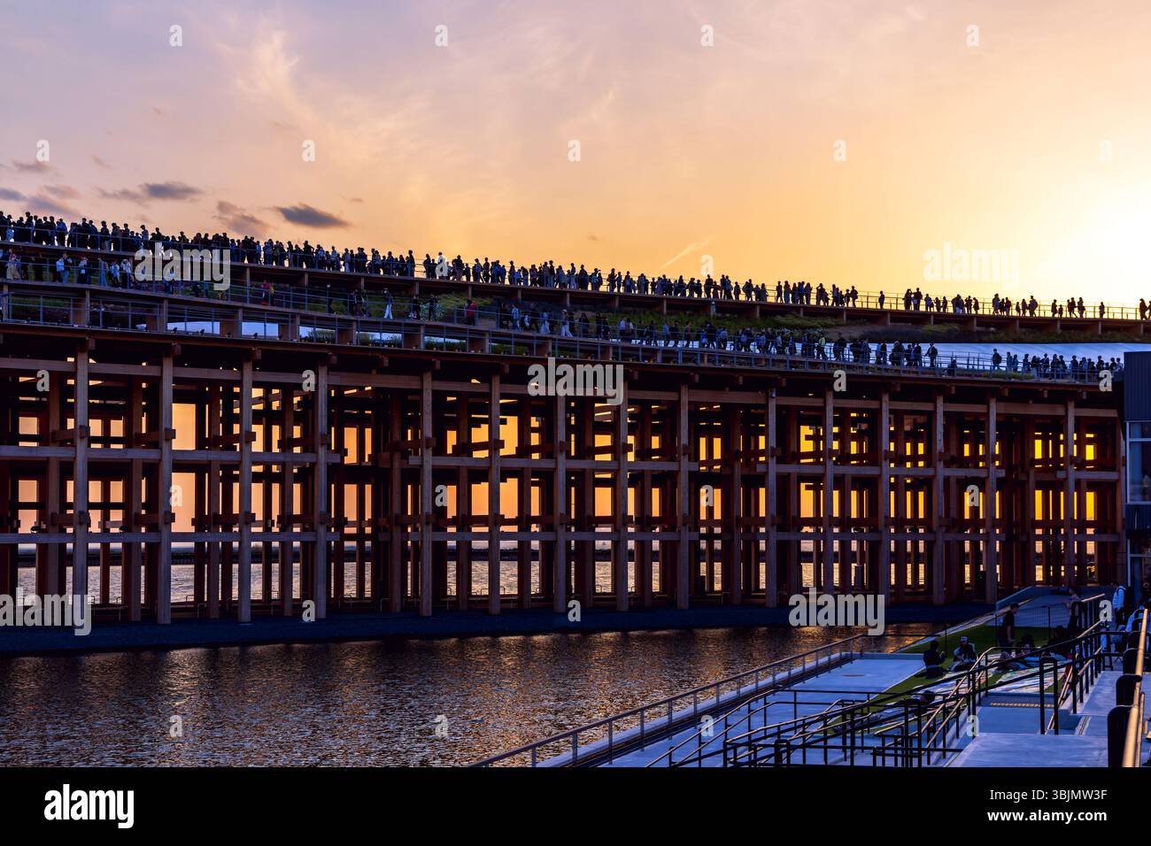 Vue au coucher du soleil sur la place de l'eau et le grand anneau, un point de repère principal sur le site de l'exposition universelle de 2025 à Osaka, Kansai, Japon. Banque D'Images