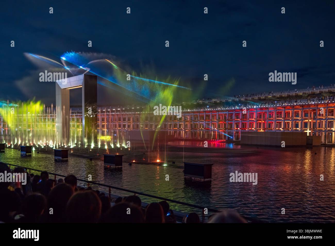 « Under the Midnight Rainbow », spectacle aquatique et aérien spectaculaire illuminé la nuit, exposition universelle de 2025 à Osaka, Kansai, Japon Banque D'Images