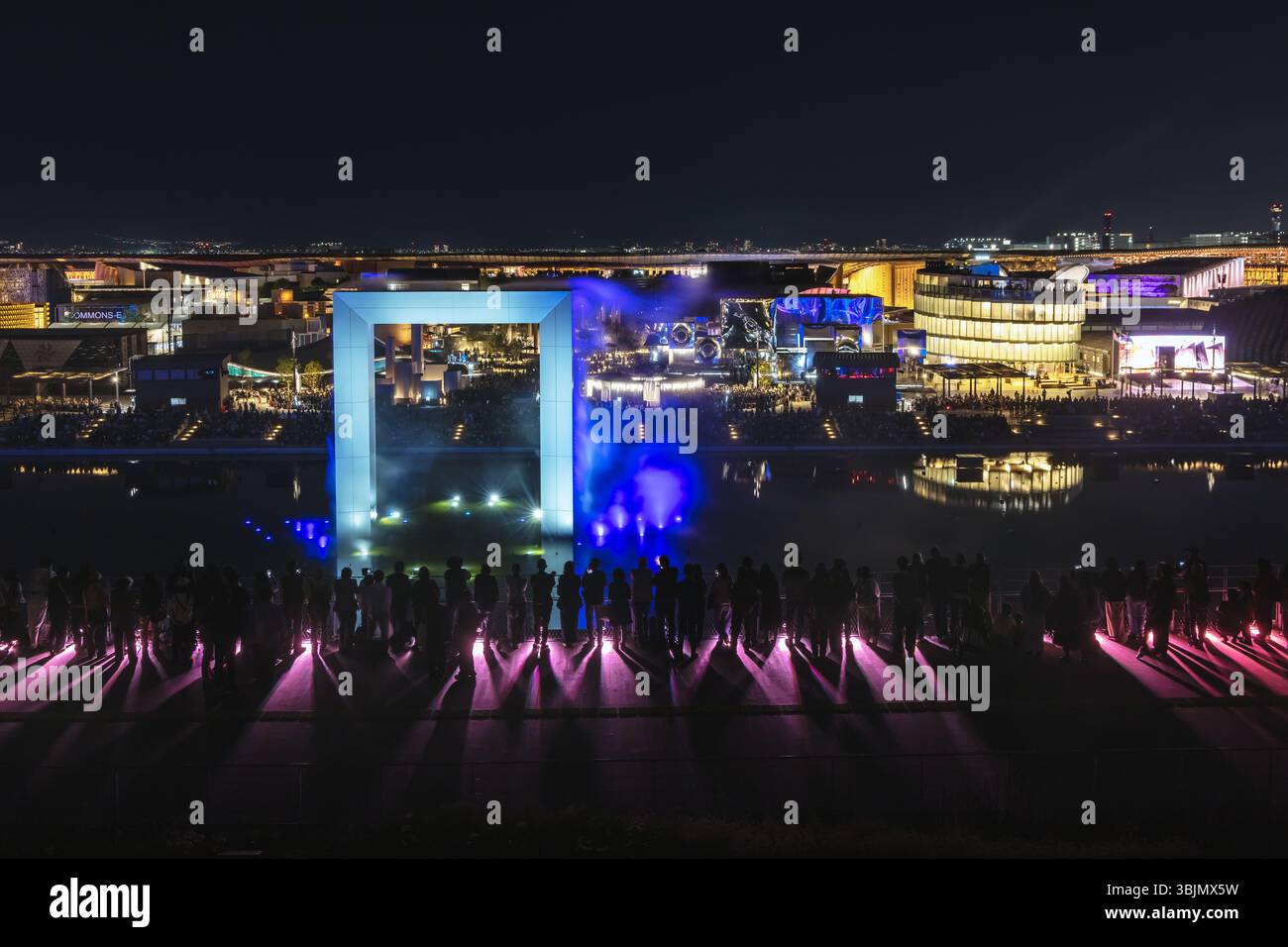 « Under the Midnight Rainbow », spectacle aquatique et aérien spectaculaire illuminé la nuit, exposition universelle de 2025 à Osaka, Kansai, Japon Banque D'Images