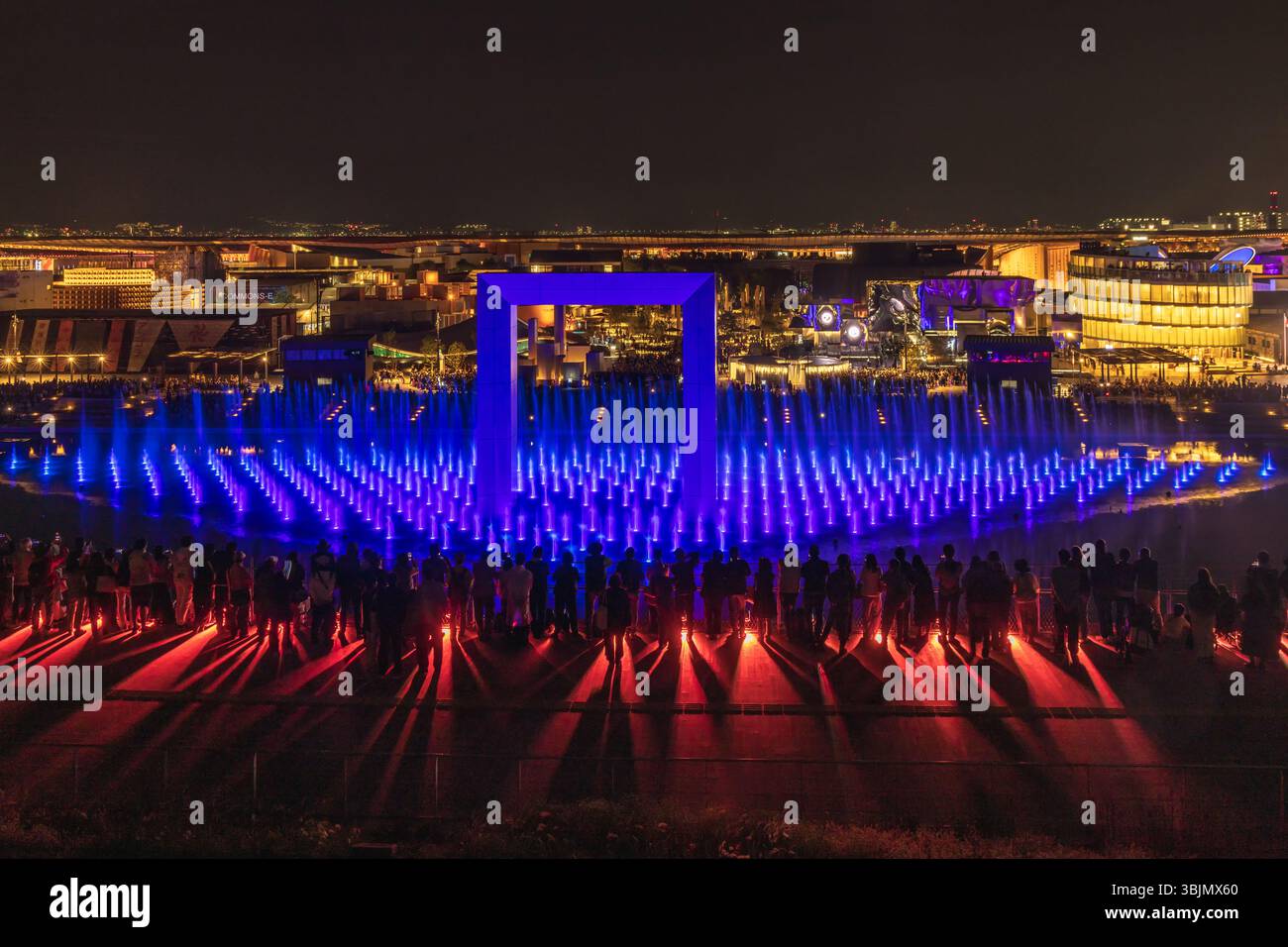 « Under the Midnight Rainbow », spectacle aquatique et aérien spectaculaire illuminé la nuit, exposition universelle de 2025 à Osaka, Kansai, Japon Banque D'Images