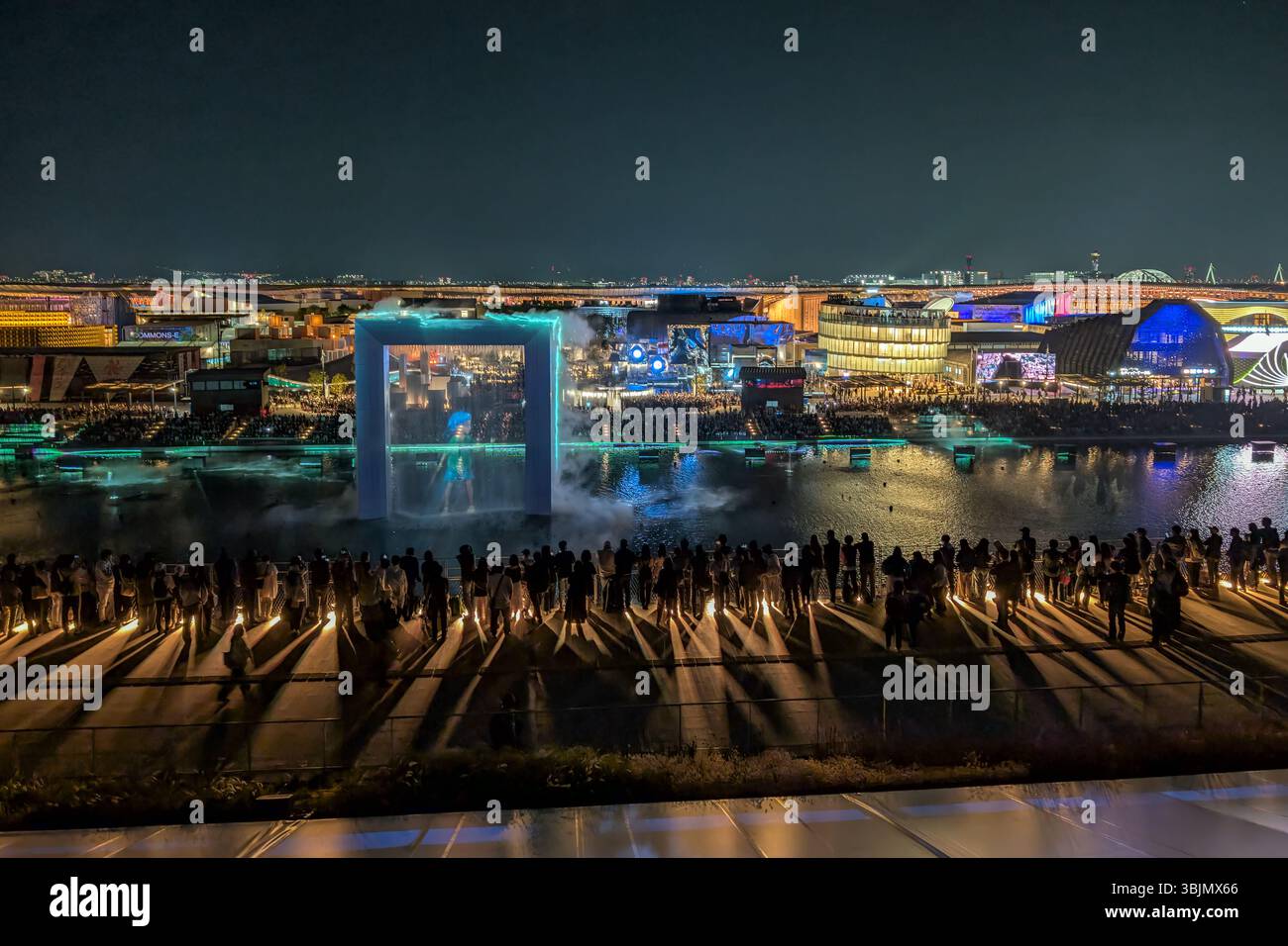 « Under the Midnight Rainbow », spectacle aquatique et aérien spectaculaire illuminé la nuit, exposition universelle de 2025 à Osaka, Kansai, Japon Banque D'Images