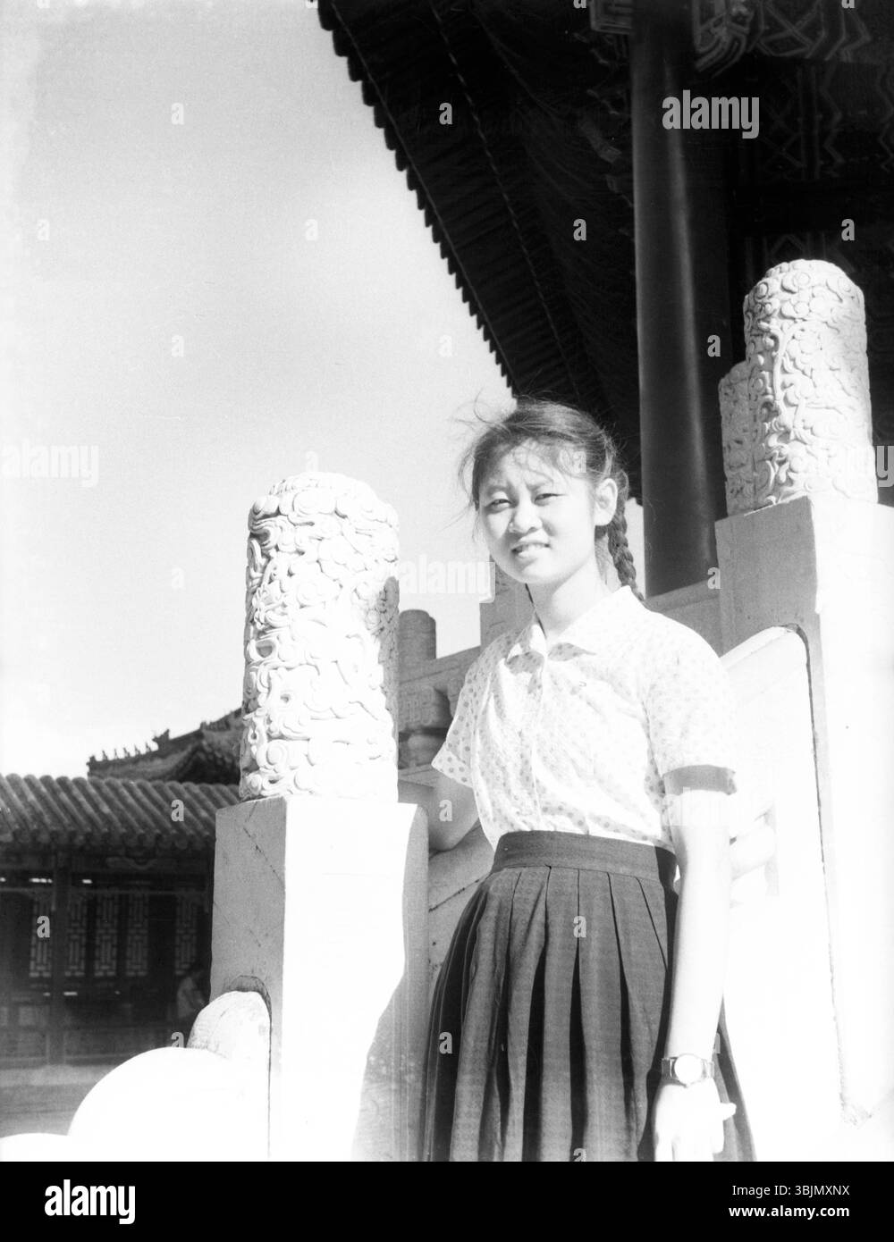 Portrait de la ville interdite de Pékin des années 1970 - jeune femme par balustrade en marbre sculpté Banque D'Images