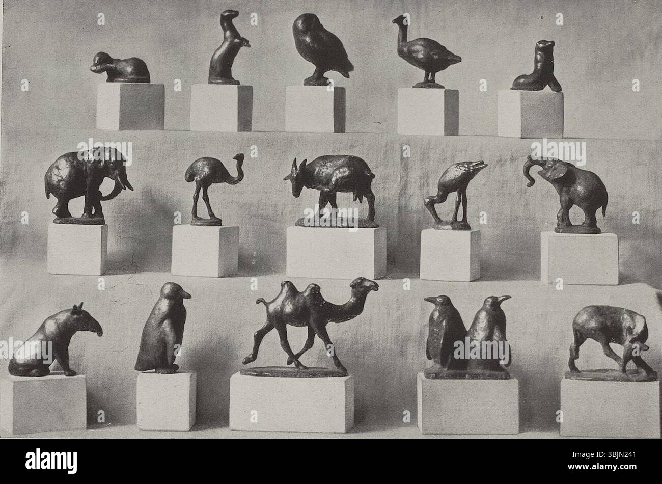 'Der kleine Tierpark' d'August Gaul, créé avant 1921, représente une petite scène de zoo avec des animaux, mettant en valeur le talent de Gaule pour dépeindre la faune d'une manière naturaliste et émotive. Banque D'Images