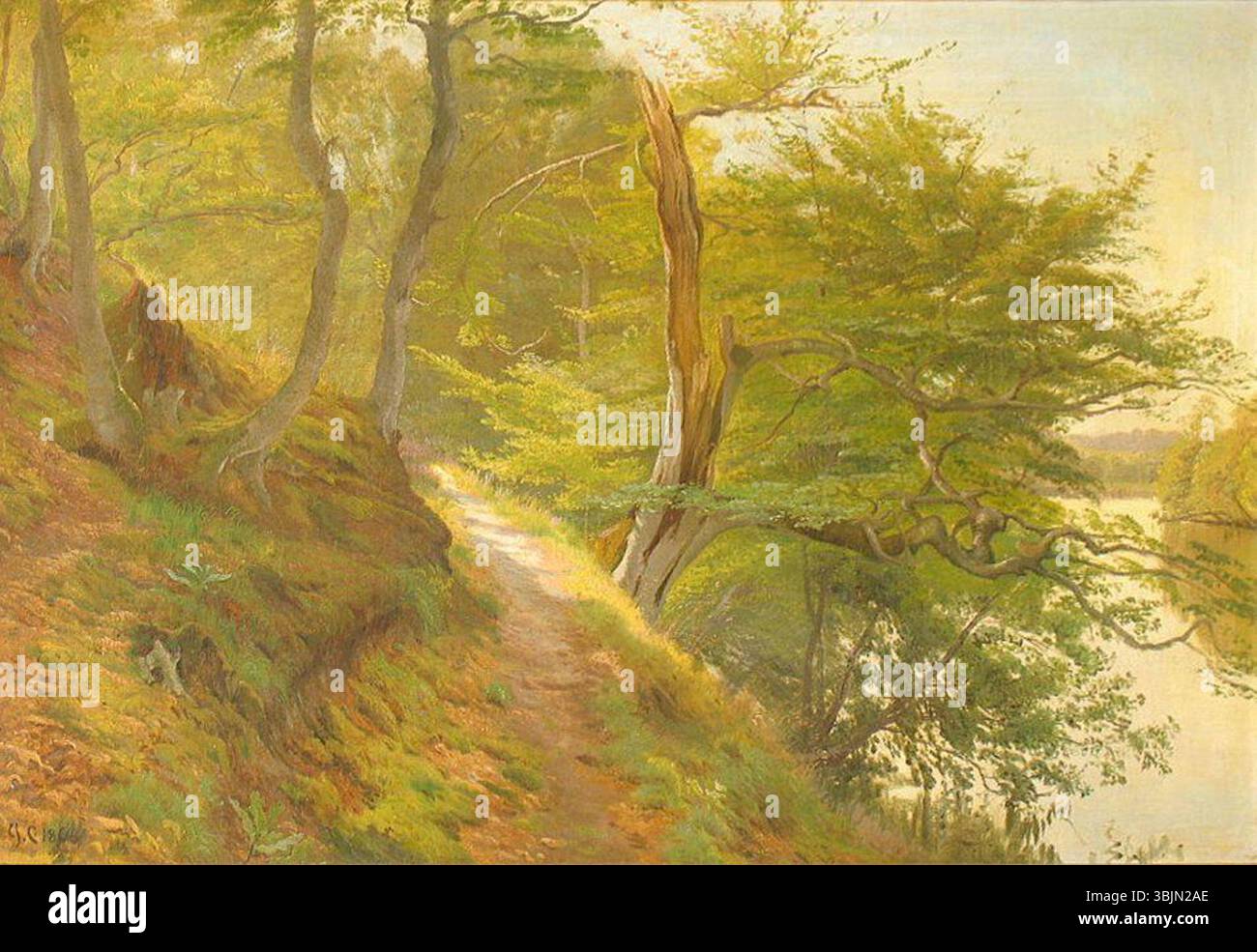 *Skovparti Med Sø* (1866) de Godfred Christensen représente un lac serein niché dans une forêt. La scène tranquille capture la beauté de la nature avec des reflets dans l'eau et le riche feuillage entourant le lac. Banque D'Images