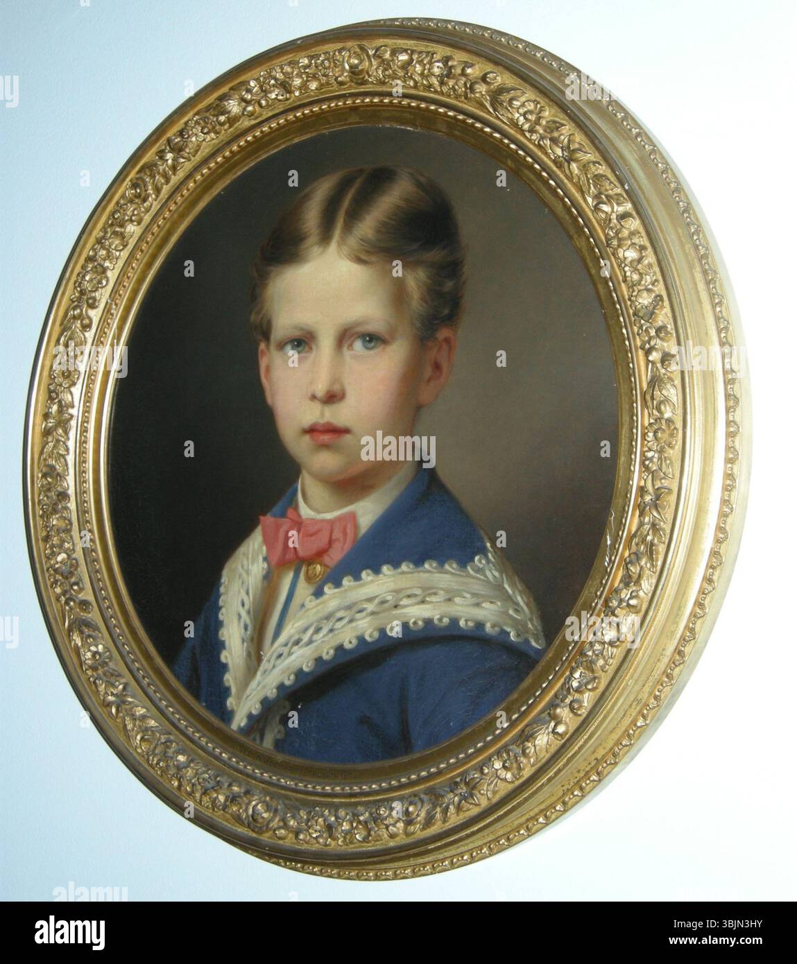 Le portrait du prince Waldemar de Prusse par Joseph Hartmann (1868-1879) capture la jeune figure royale dans une pose formelle et respectueuse, reflétant l’habileté de l’artiste à rendre des portraits nobles. Banque D'Images