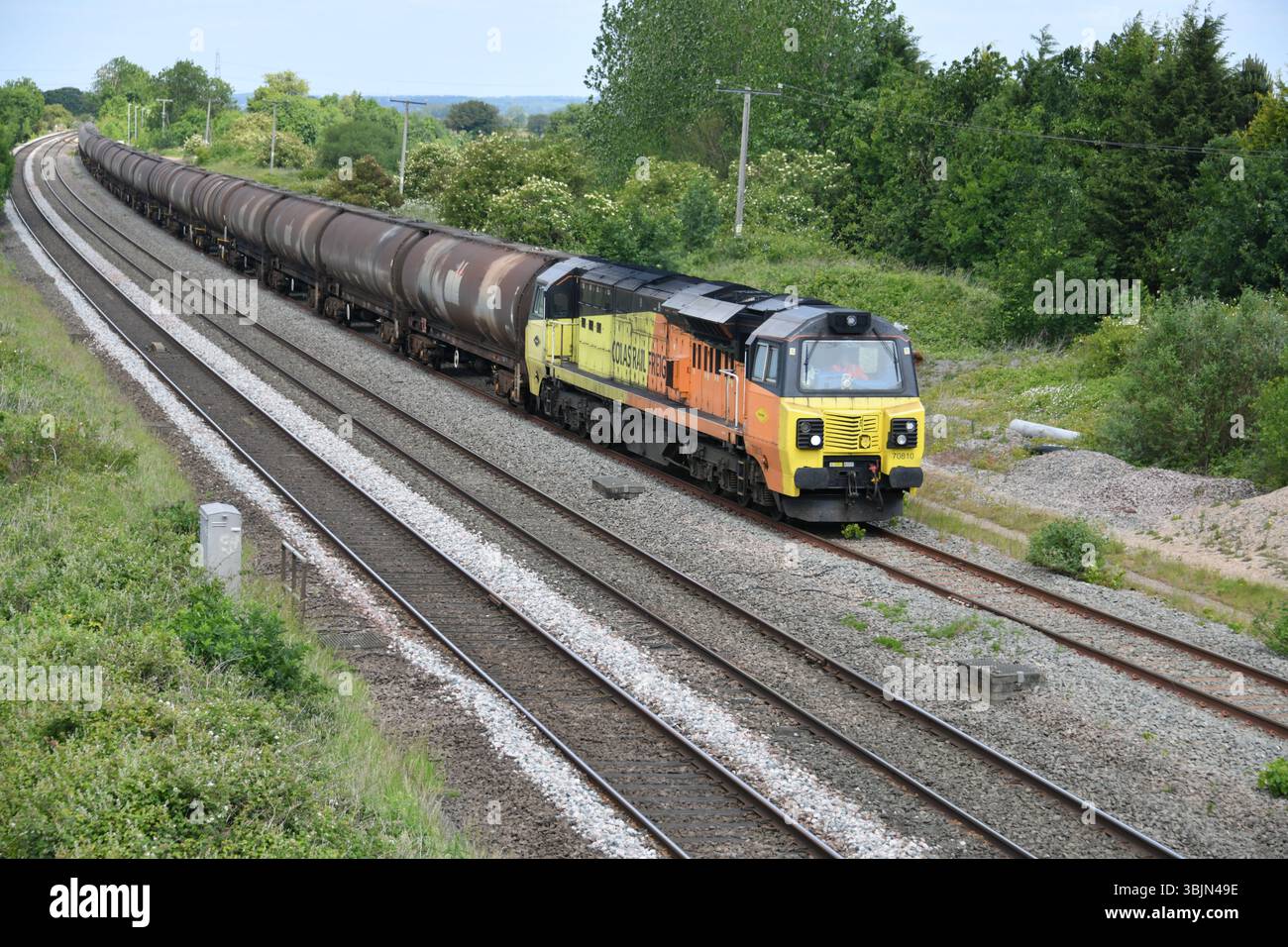 La locomotive Colas Rail Class 70 70810 roule dans Elford Loop avec 6M57 de la raffinerie Lindsey Oil Refinery 0701 à Kingsbury Oil Searings le 10 juin 2025 Banque D'Images