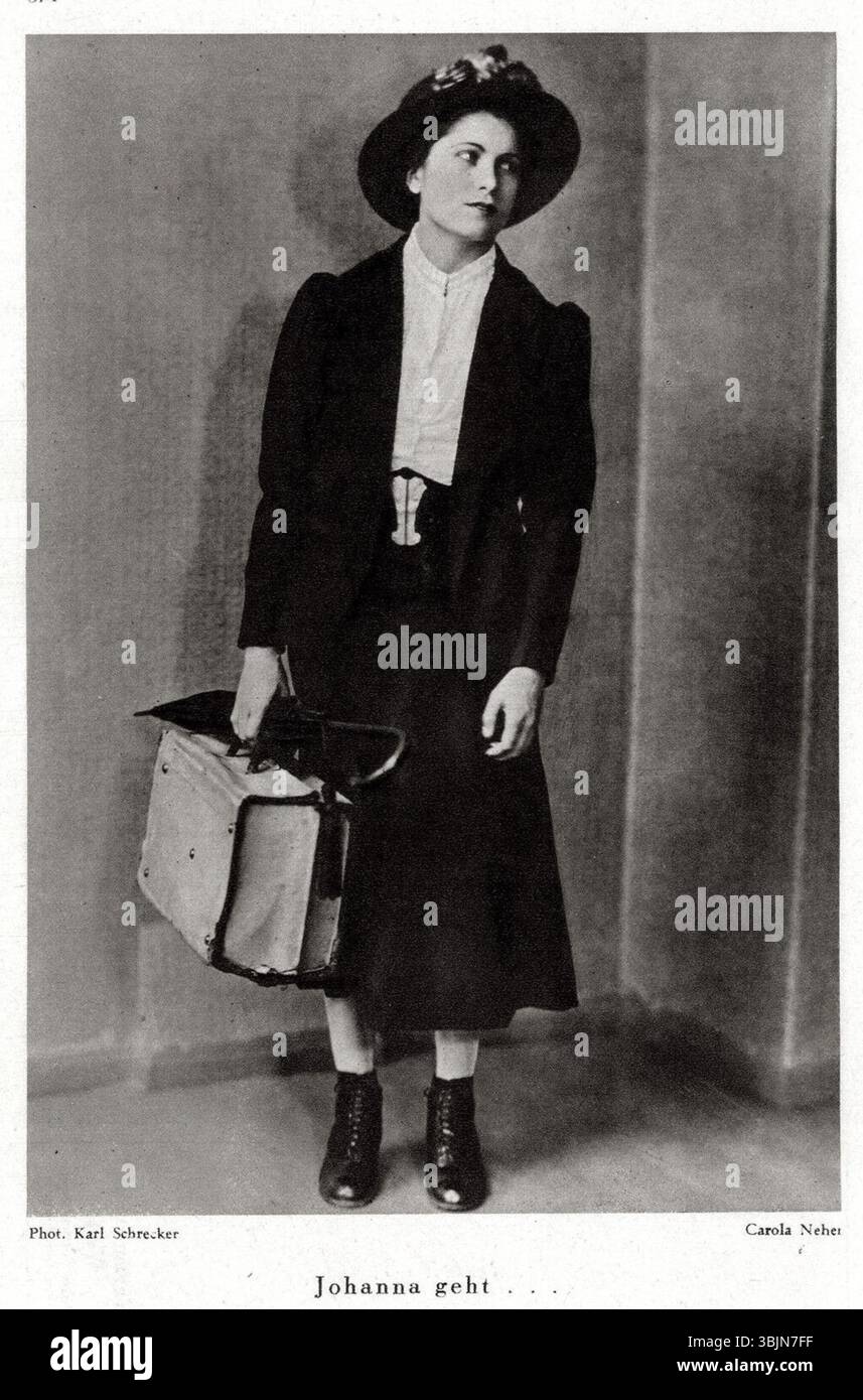 La photographie de Karl Schrecker en 1930 de Carola Neher dans le rôle de 'Johanna' dans la pièce 'Die heilige Johanna der Schlachthöfe' (la sacrée Johanna des abattoirs) capture Neher dans son caractère. Le travail de Schrecker souligne l’intensité de la performance de Neher dans ce rôle emblématique. Banque D'Images