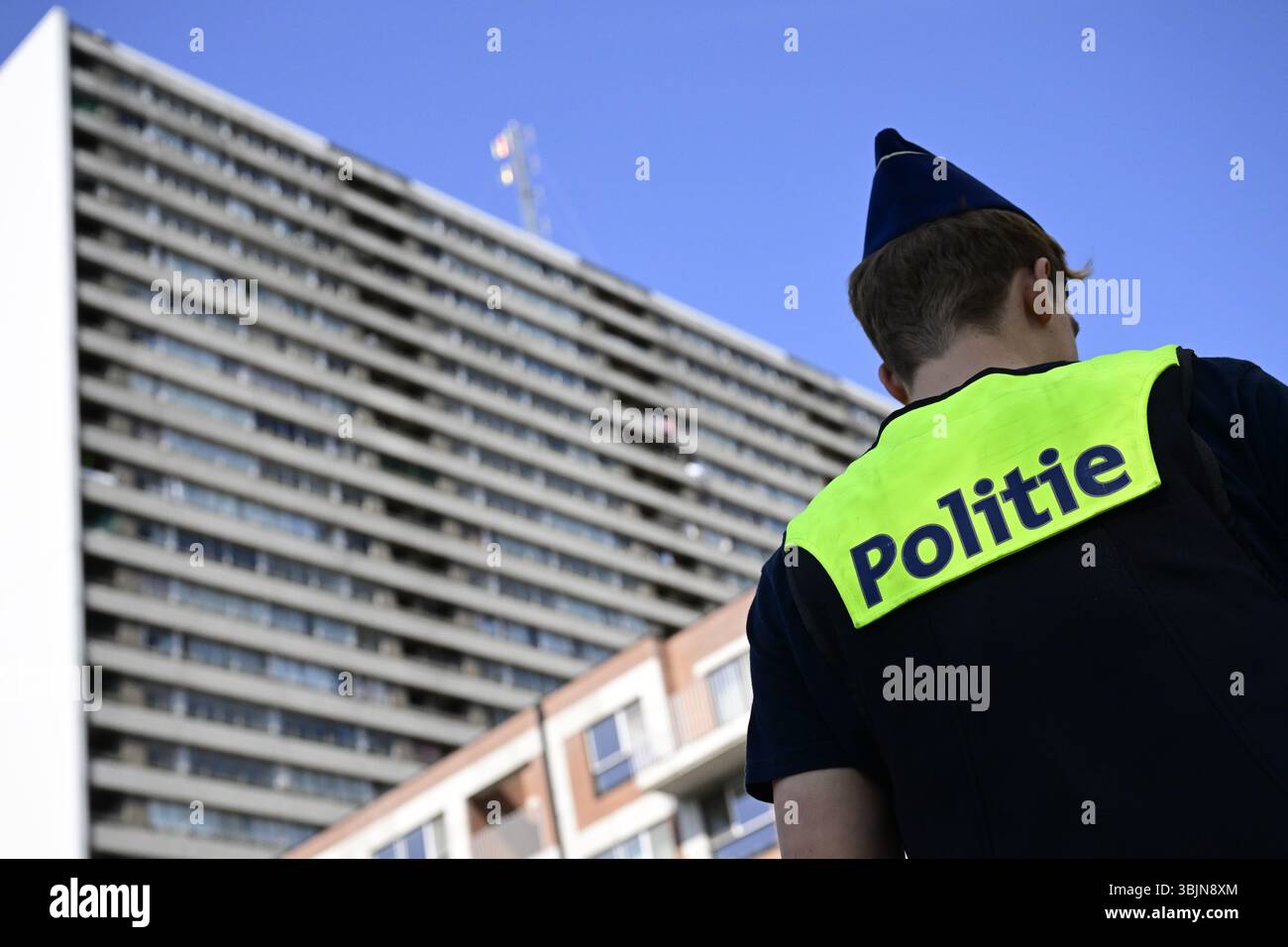 Anvers, Belgique. 16 juin 2025. La police a photographié sur les lieux d'un incident de poignardage dans un bus à Anvers le lundi 16 juin 2025. Selon les premières informations, une personne est morte d'une attaque au couteau dans la Ernest Claesstraat dans les quartiers de Linkeroever. BELGA PHOTO DIRK WAEM crédit : Belga News Agency/Alamy Live News Banque D'Images
