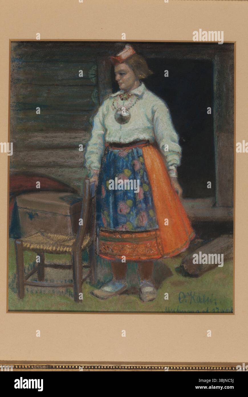Muhu Young Woman in Traditional costume d'Oskar Kallis (1892-1918) est une œuvre d'art pastel et papier représentant une femme de l'île de Muhu en Estonie en tenue traditionnelle. Banque D'Images