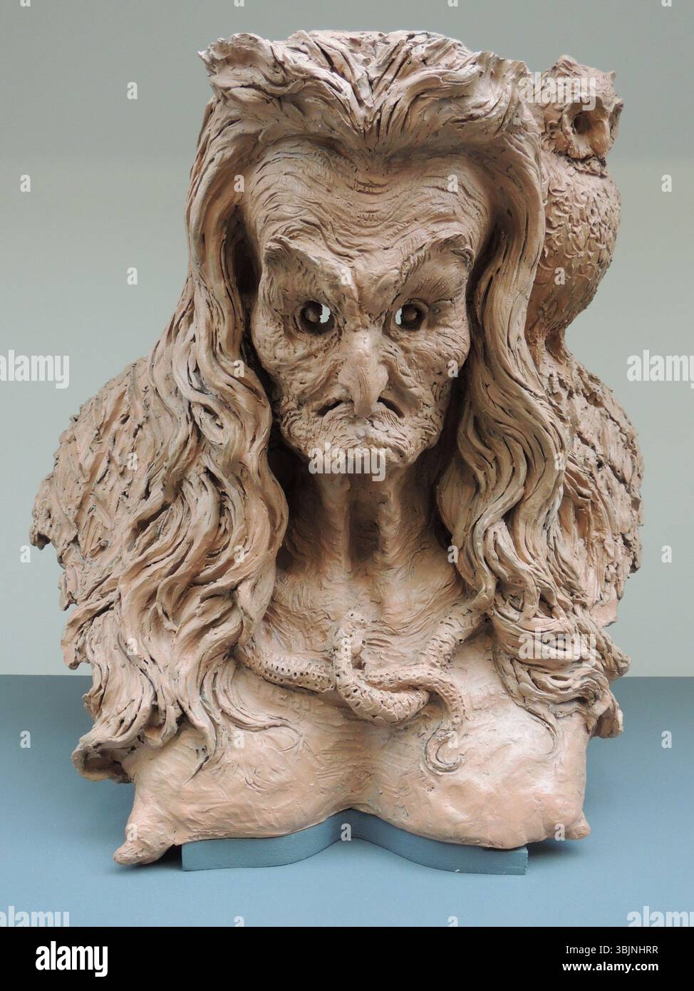 La vivre du puits-Noir de Just Becquet est une sculpture en terre cuite représentant une créature mythique du folklore français. La pièce met en valeur l’habileté de Becquet à capturer des formes et des textures détaillées. Banque D'Images