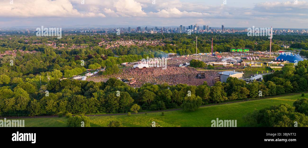 Image aérienne de Heaton Park dans le Grand Manchester avec Parklife Outdoor Music Festival avec Manchester City skyline en arrière-plan. Banque D'Images