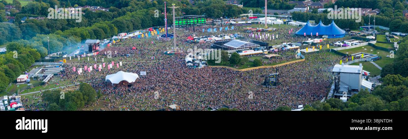 Image aérienne de Heaton Park dans le Grand Manchester avec Parklife Outdoor Music Festival Banque D'Images